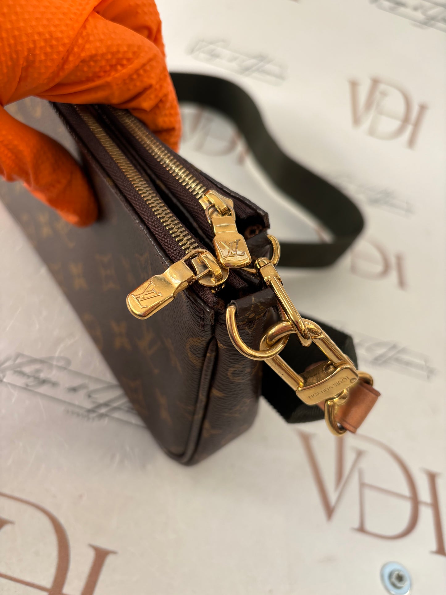 383614 - Louis Vuitton Multipochette