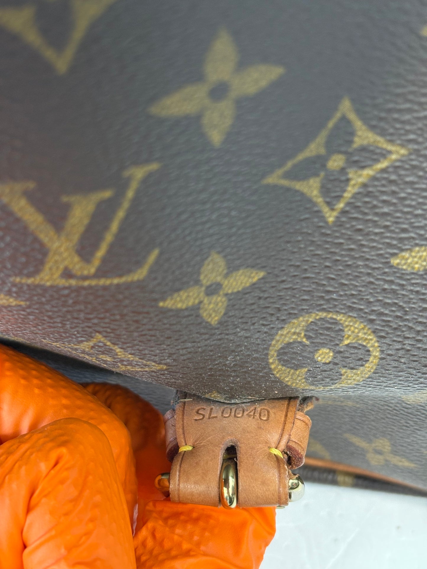 018720 - Louis Vuitton Gibeciere GM