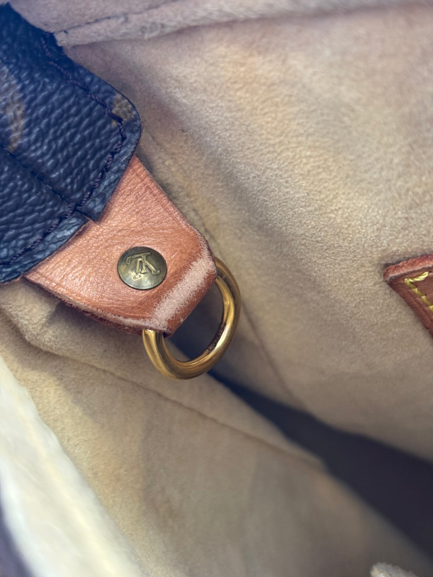 018942 - Louis Vuitton Looping GM