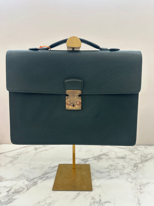 Louis Vuitton Taiga Serviette Kourad