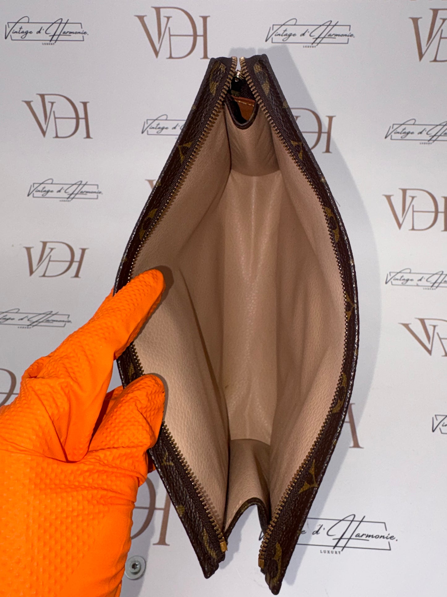 018764 - Louis Vuitton Poche Souffle