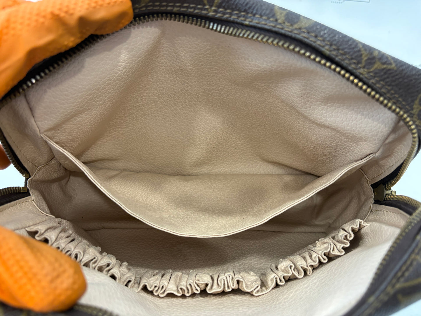 018700 - Louis Vuitton Trousse Toilette 23