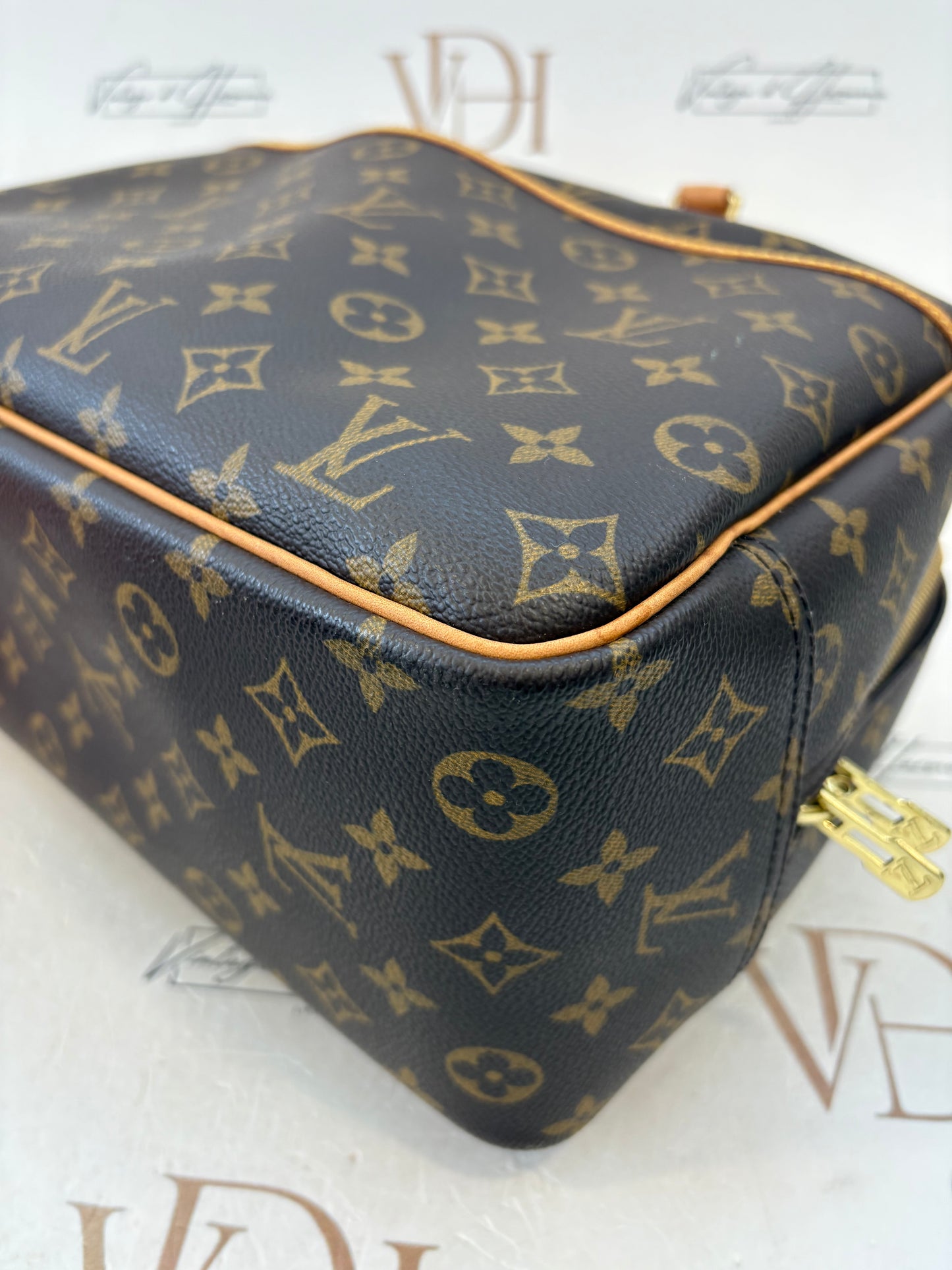 018950 - Louis Vuitton Deauville