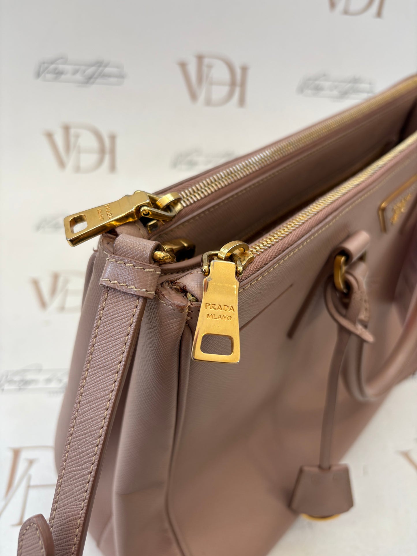 383919 - Prada Galleria