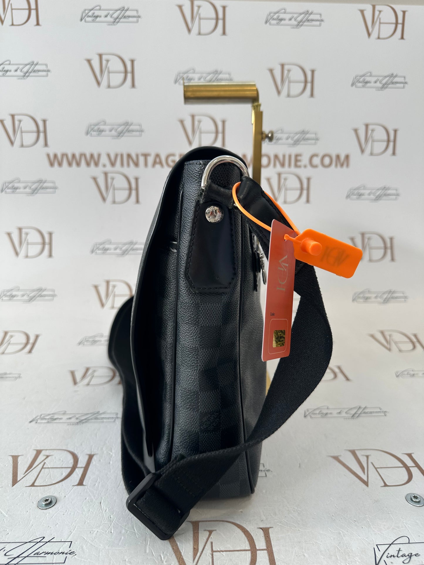 200815 - Louis Vuitton Messenger