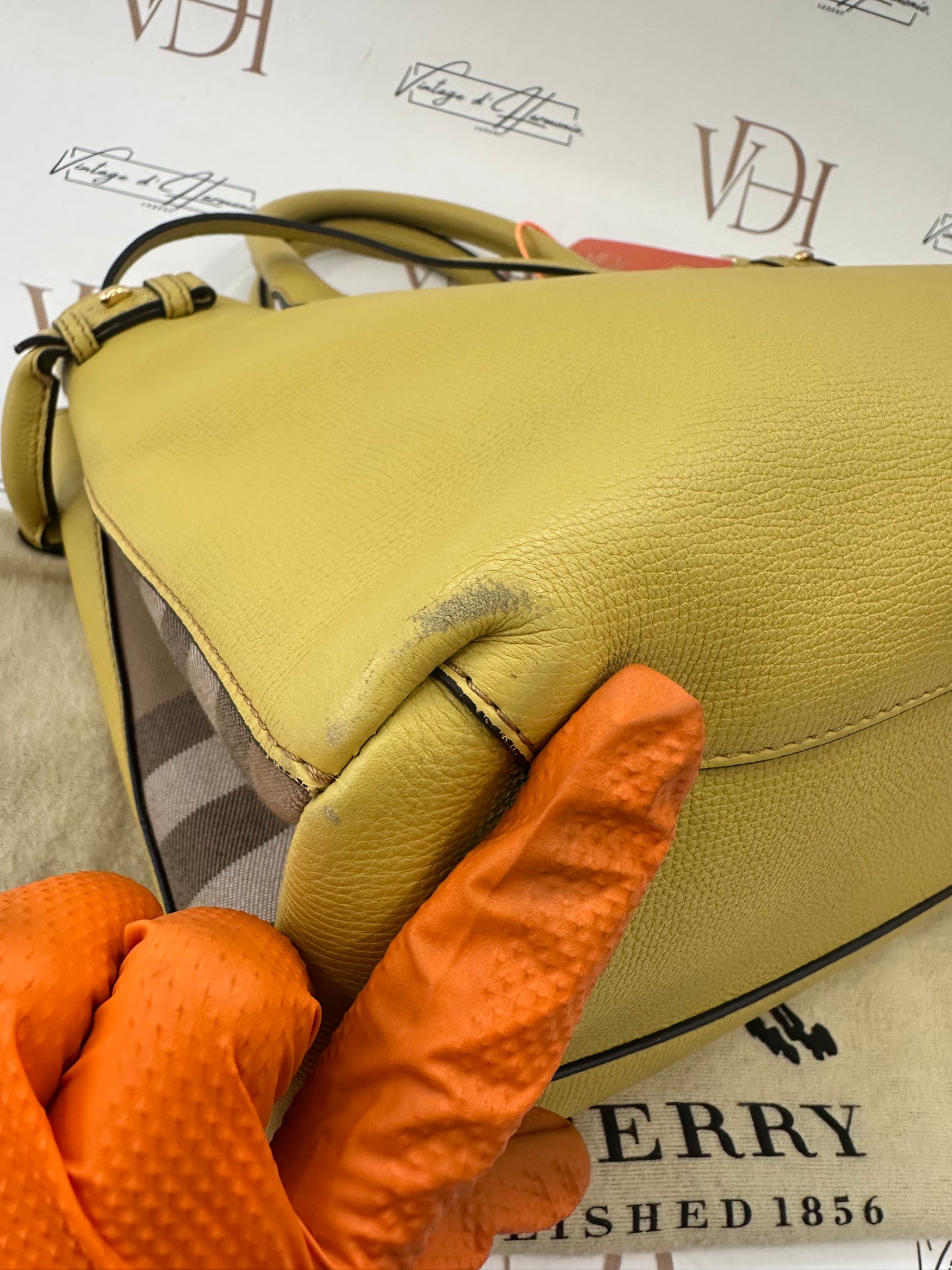 382633 - Burberry The Banner