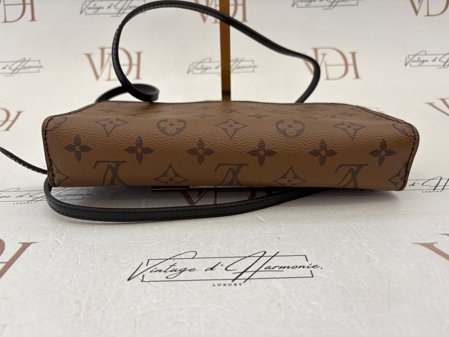 018835 - Louis Vuitton Reverse Column