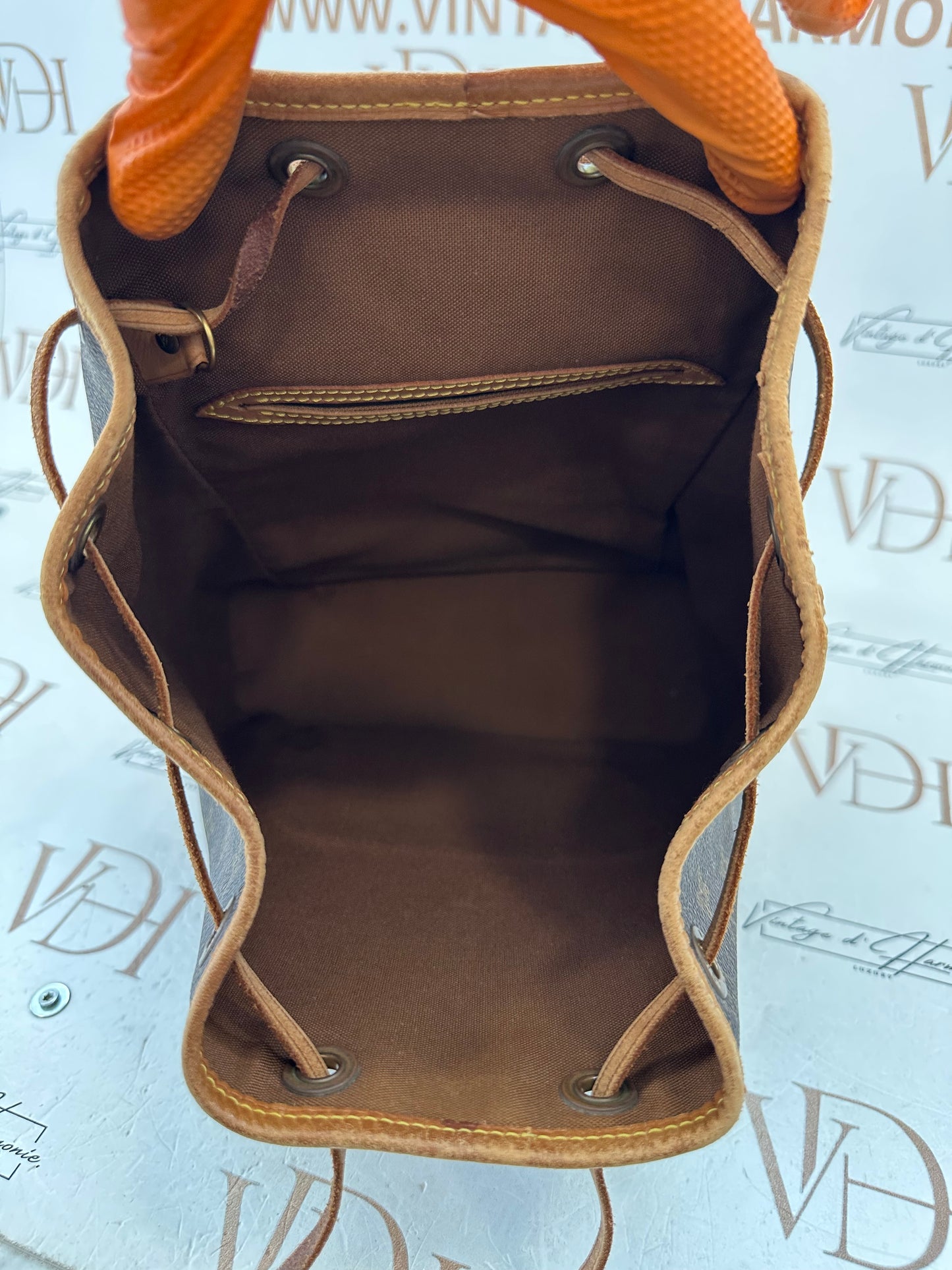 018721 - Louis Vuitton Montsouris MM