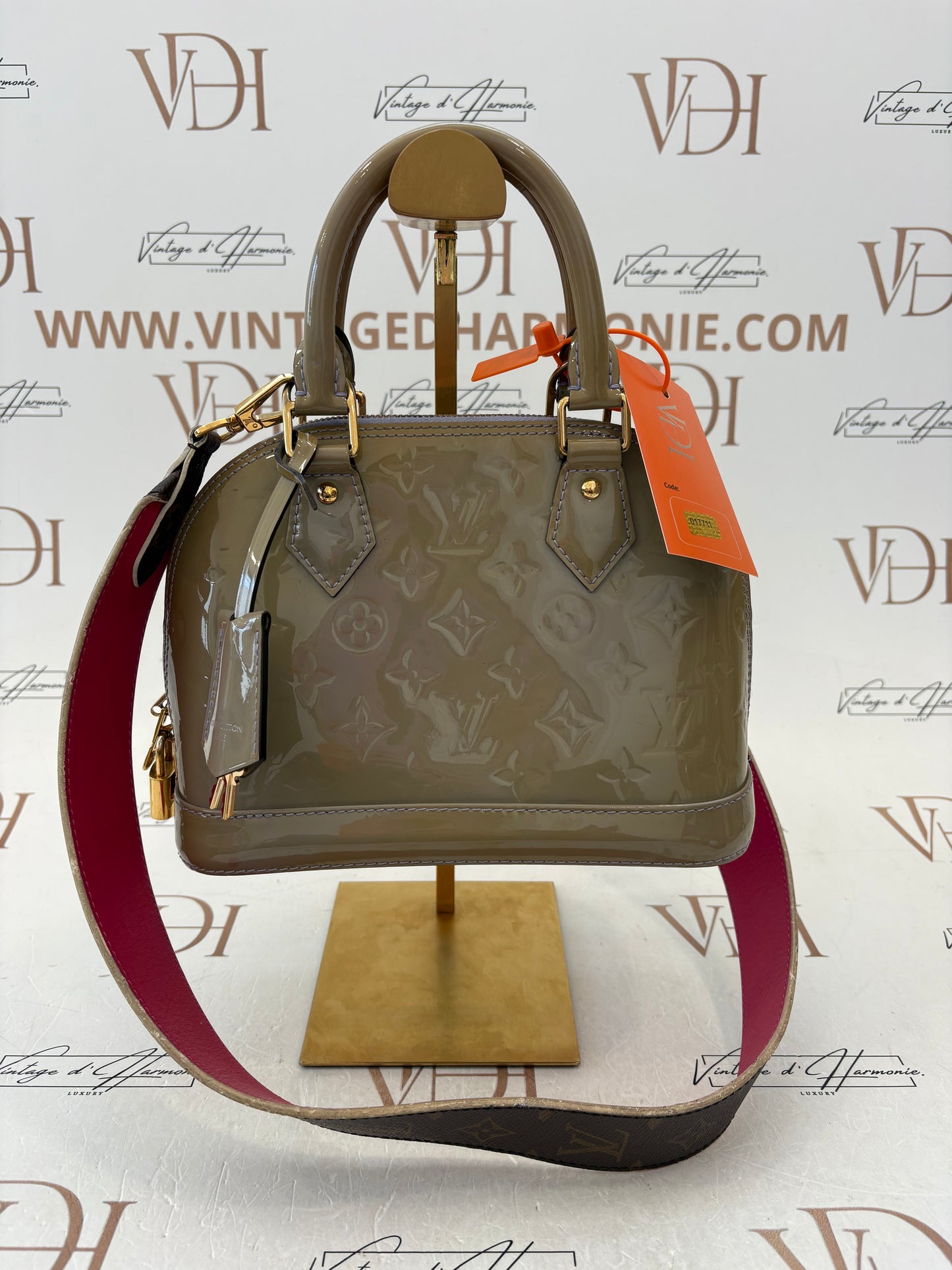 017711 - Louis Vuitton Alma BB Limited Vernis
