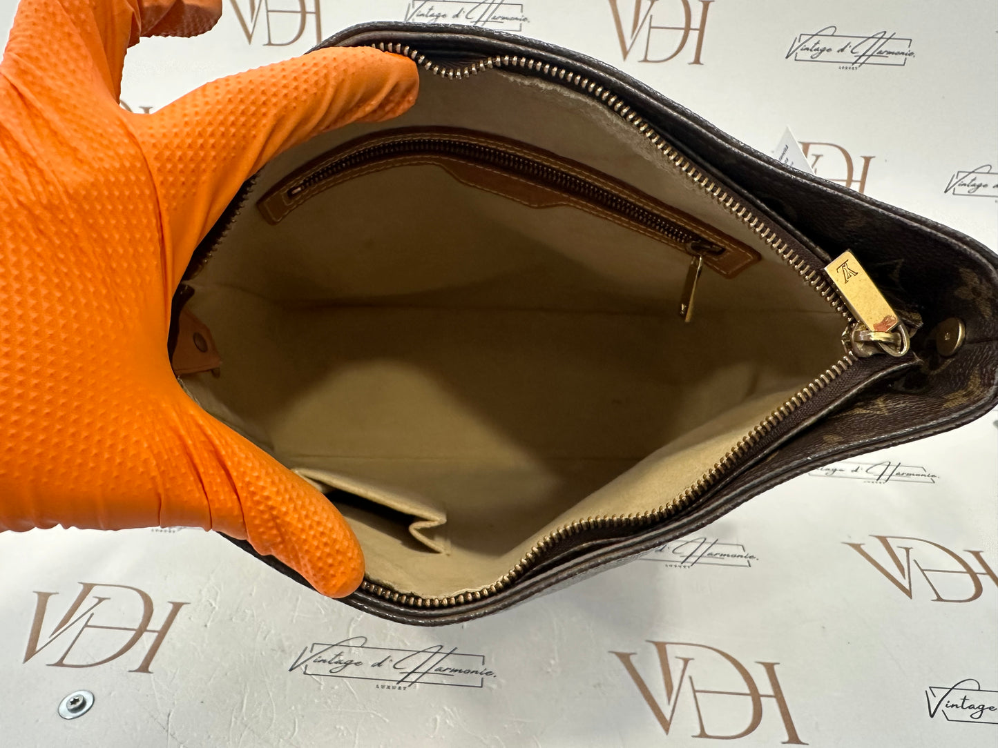 016911 - Louis Vuitton Looping GM