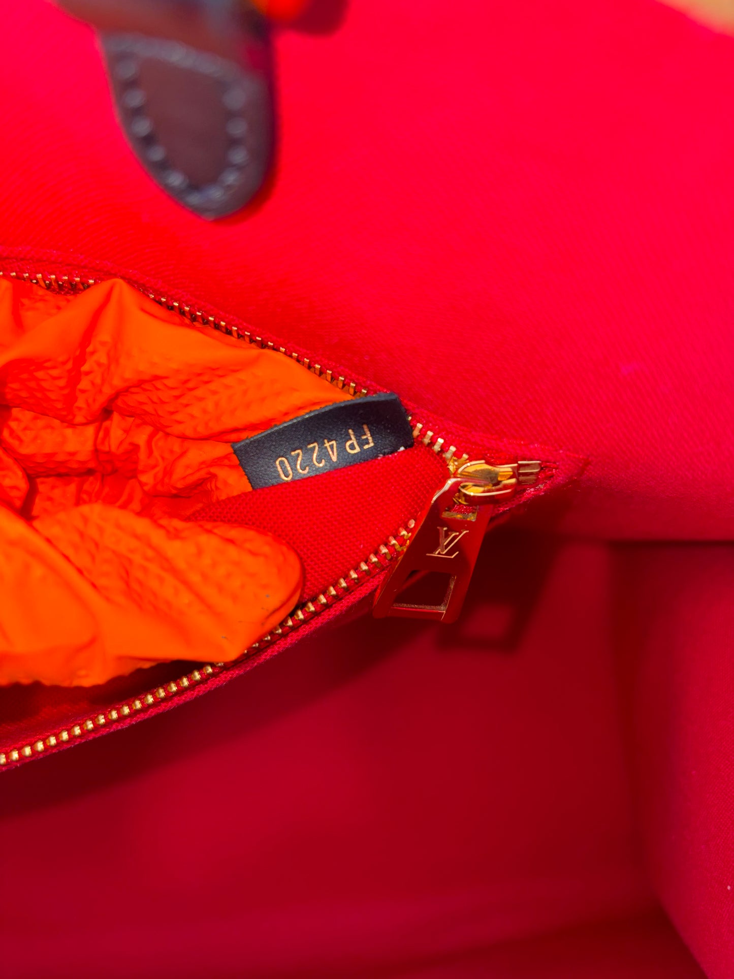 384067 - LV Onthego