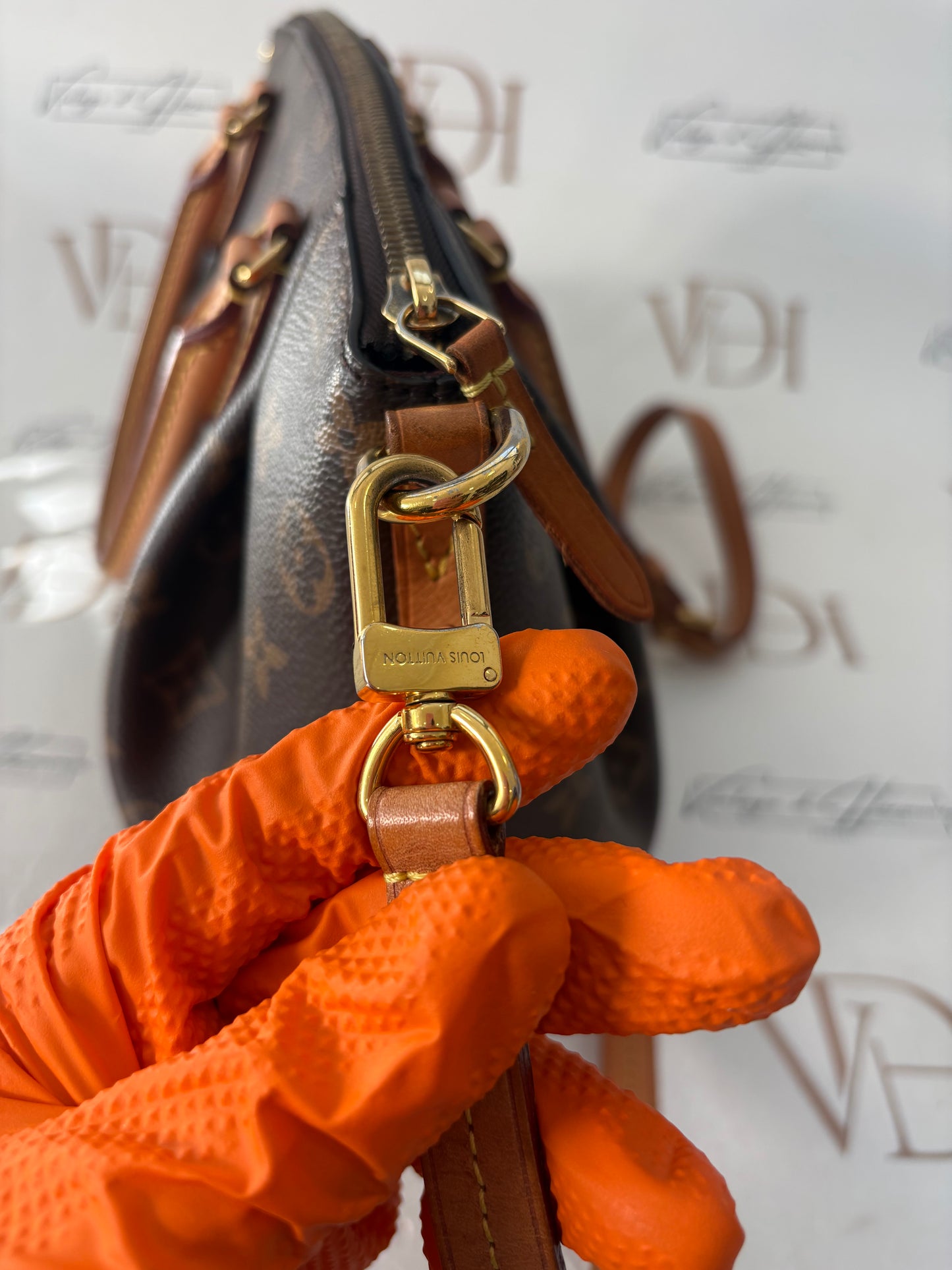 383821 - Louis Vuitton Turenne