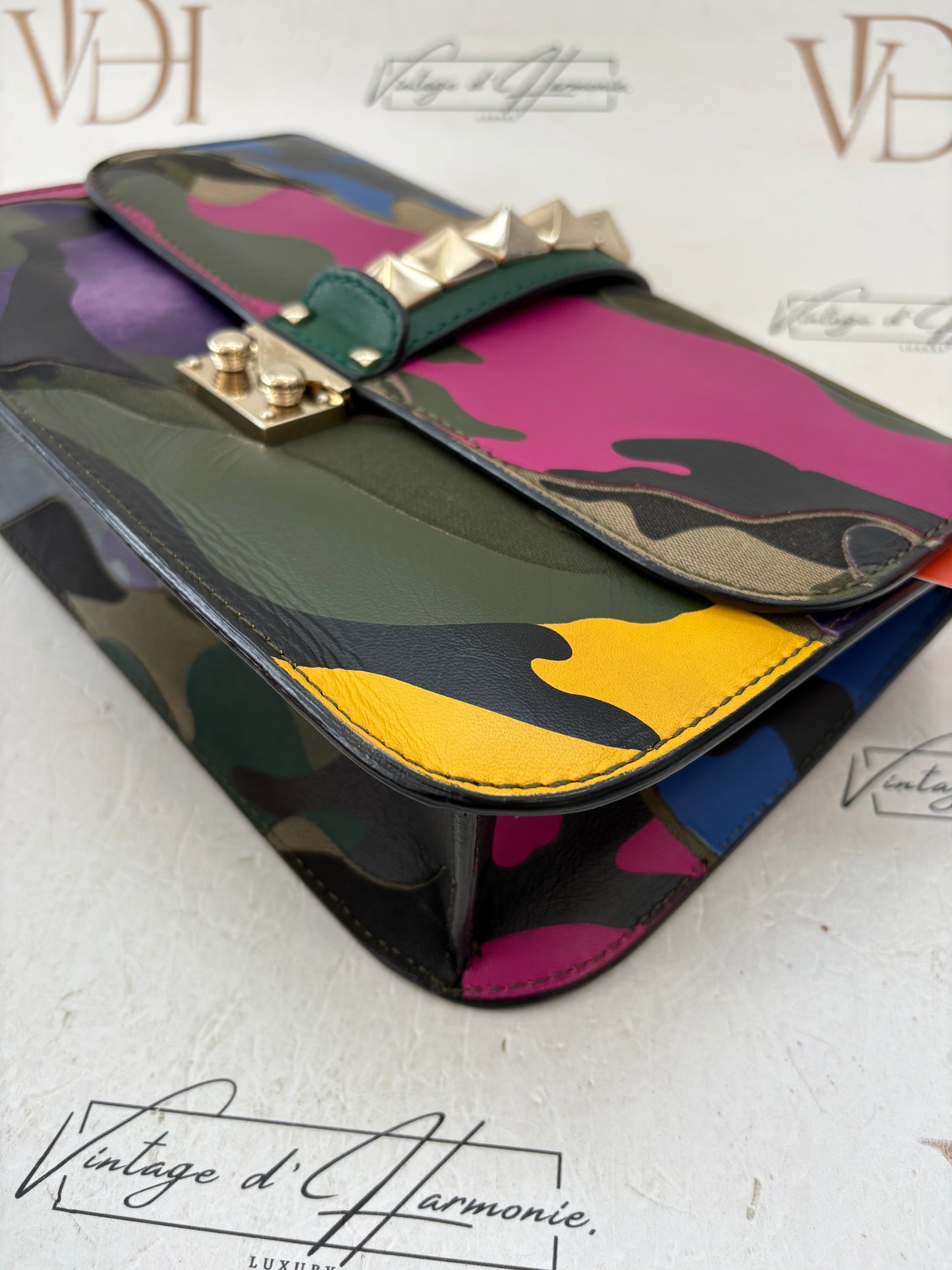 201268 - Valentino Glam Lock