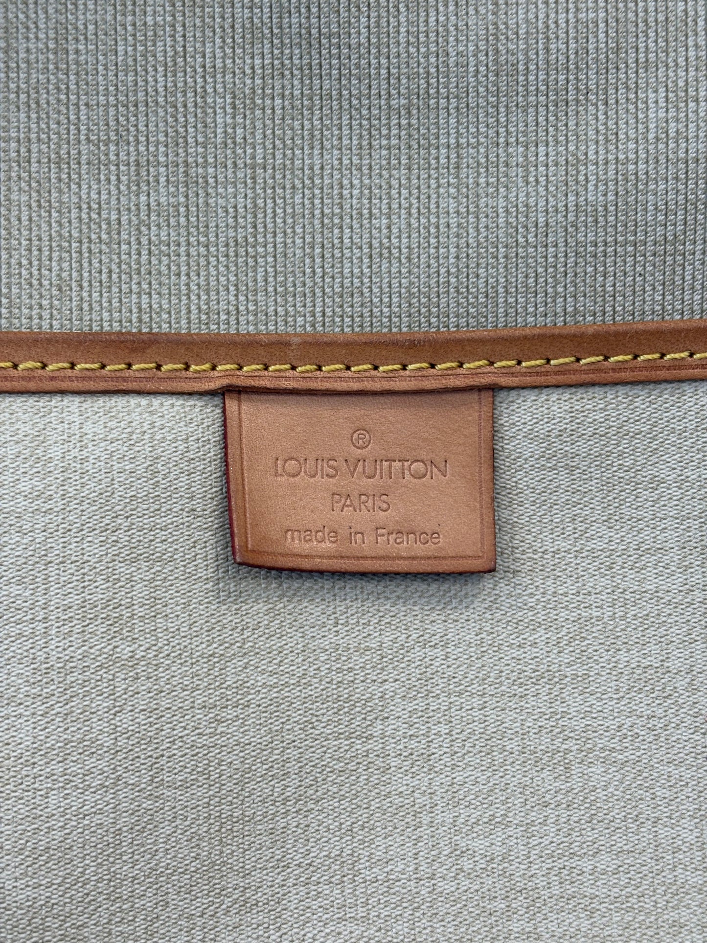 200979 - Louis Vuitton Excursion”