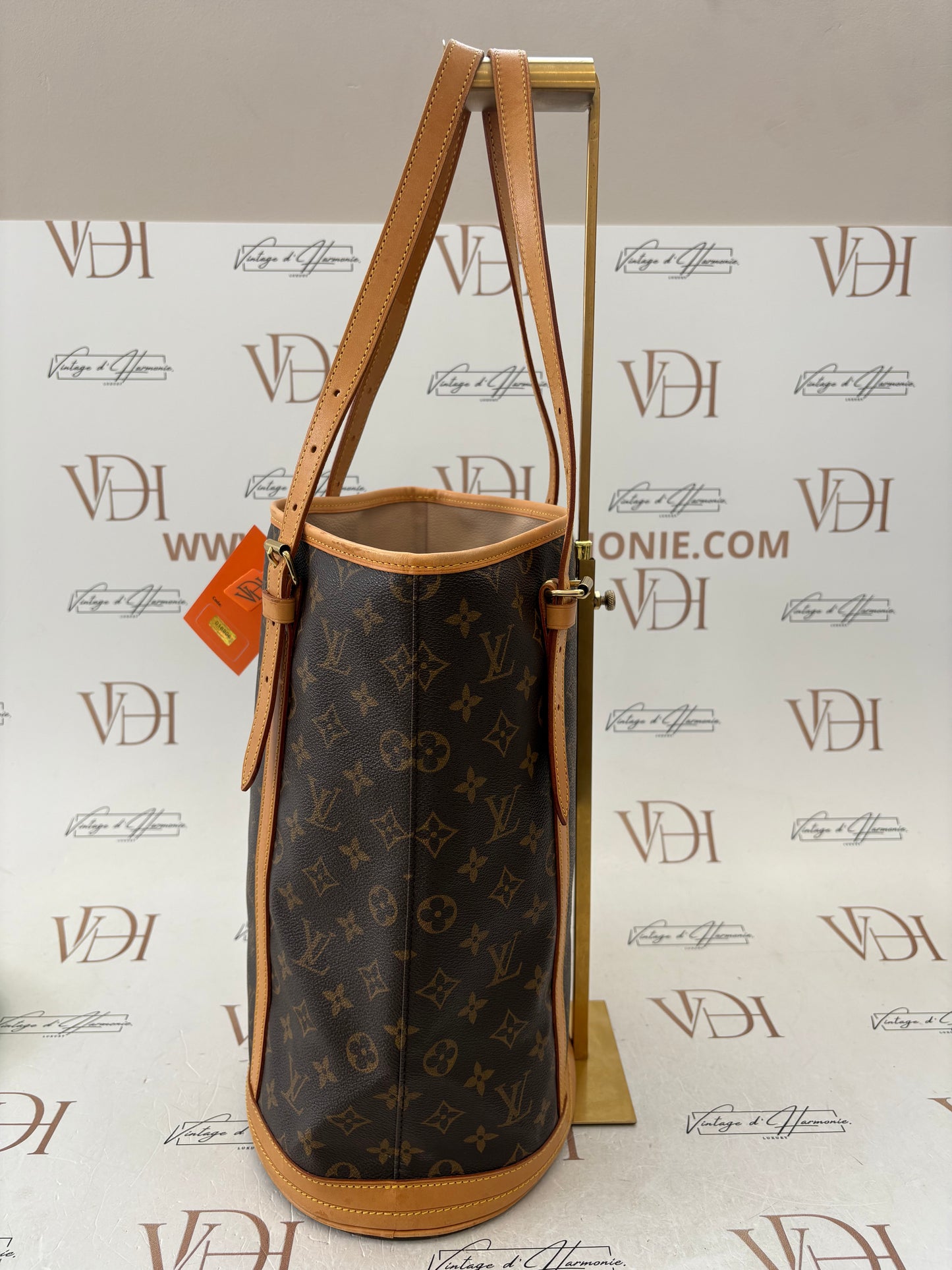 018906 - Louis Vuitton Bucket GM