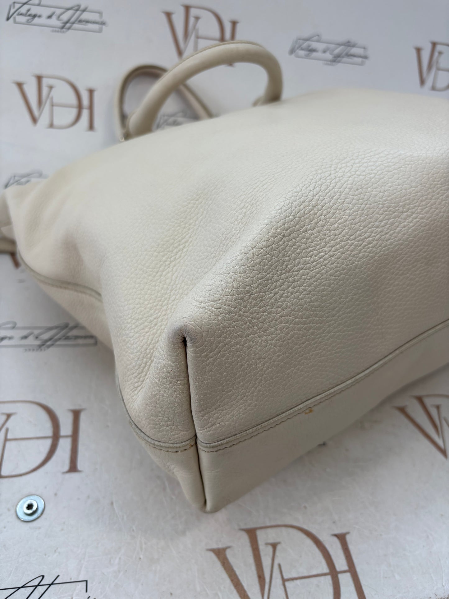 018352 - Prada Tote White