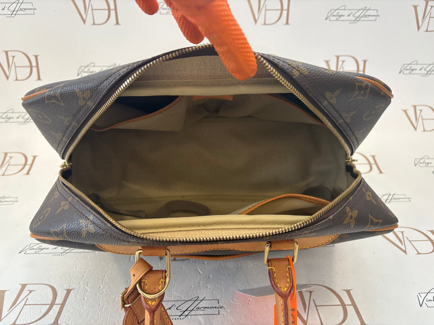 018924 - Louis Vuitton Deauville