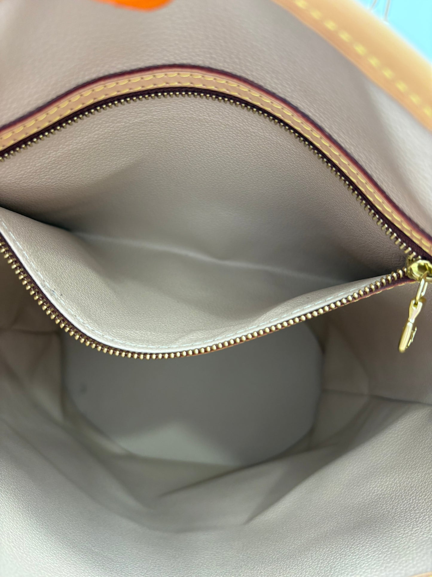 018906 - Louis Vuitton Bucket GM