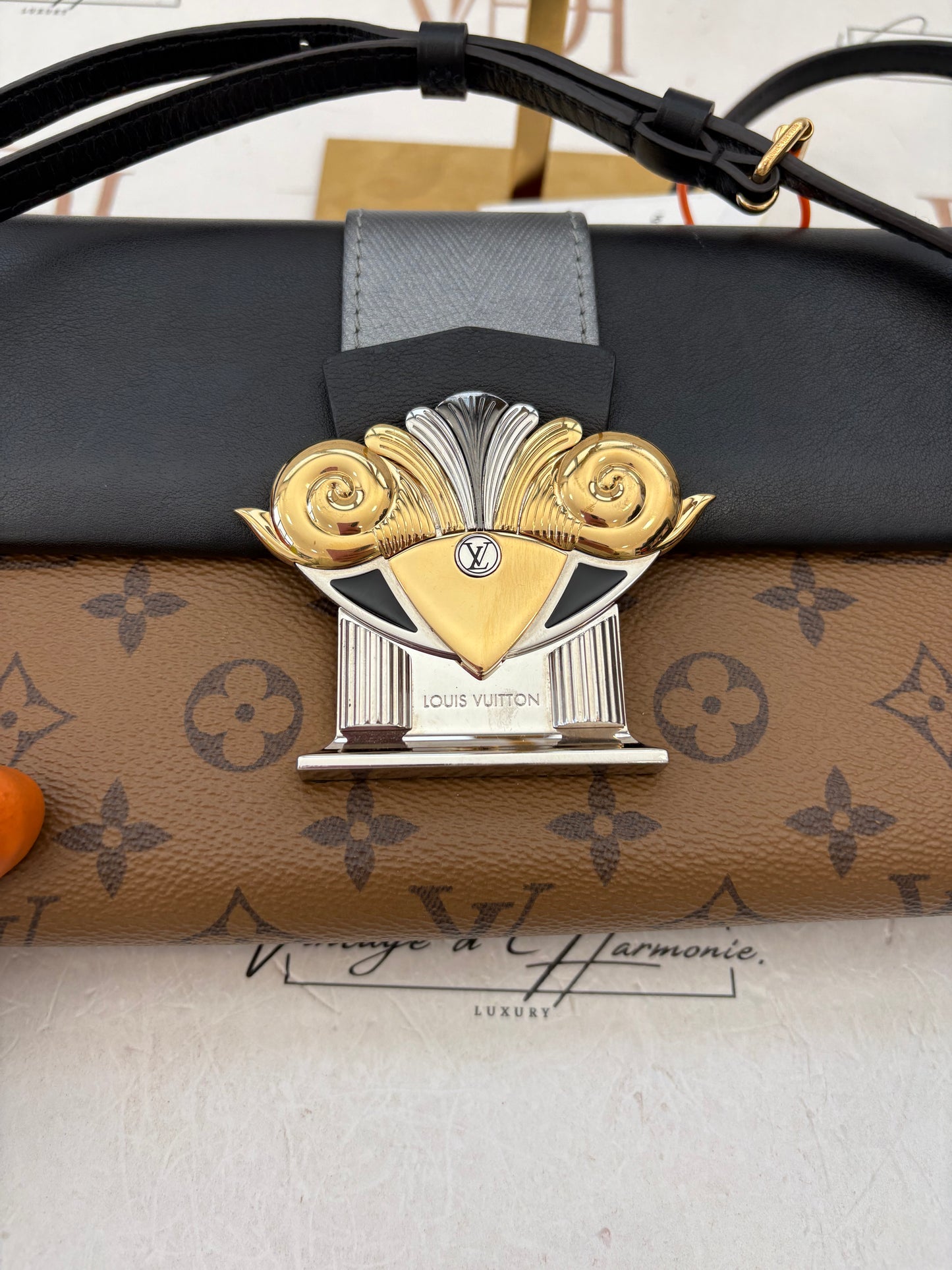 018835 - Louis Vuitton Reverse Column