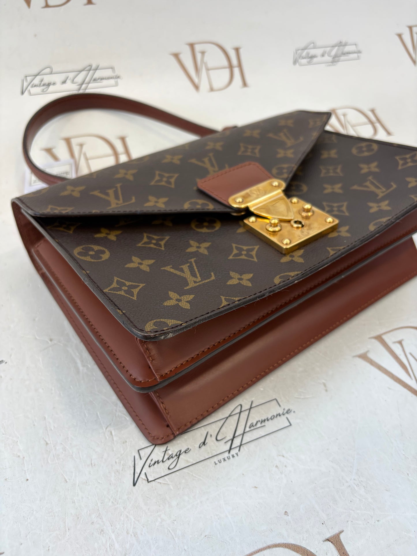 018220 - Louis Vuitton Concorde