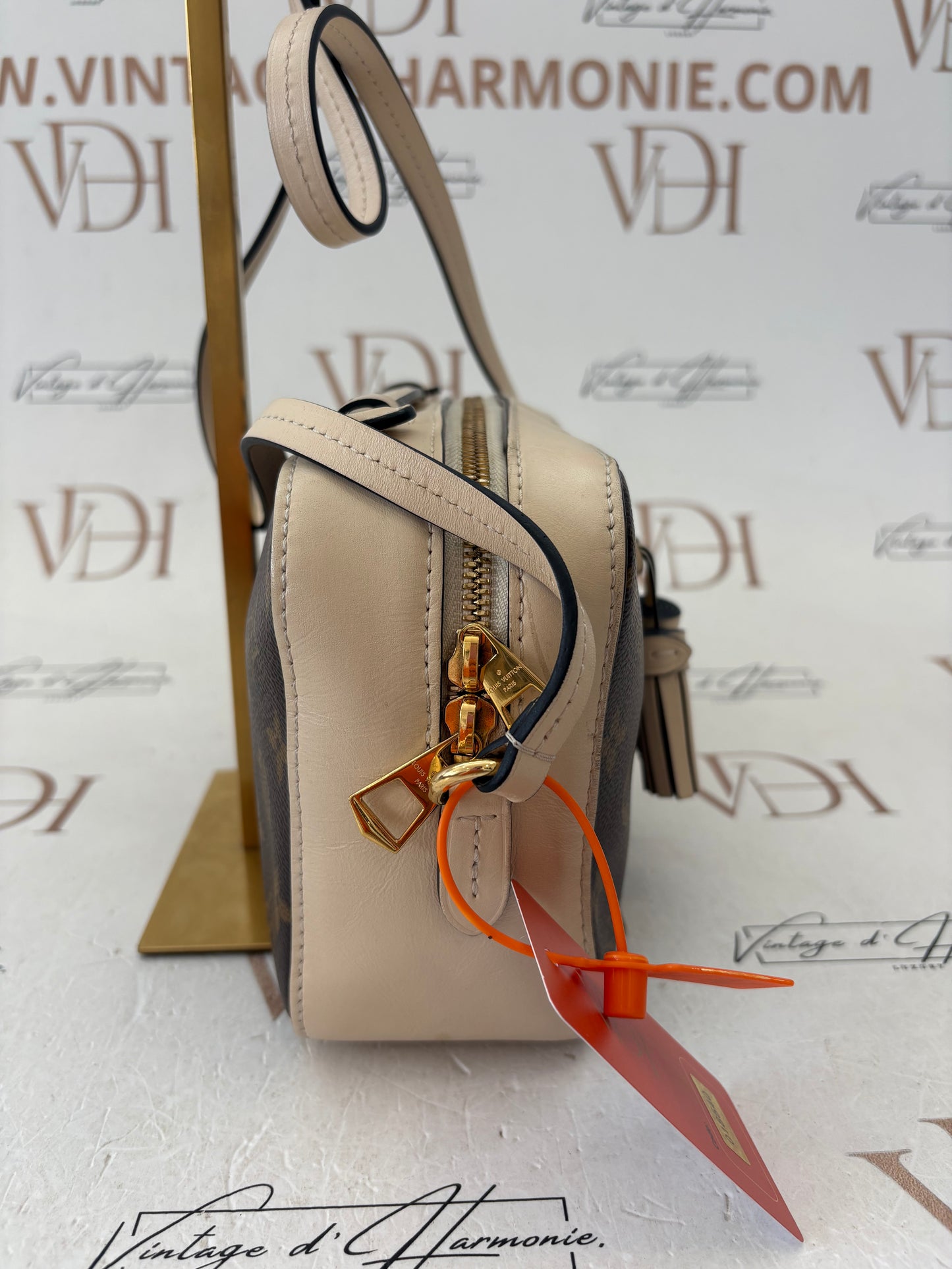 018540 - Louis Vuitton Cream Saintonge