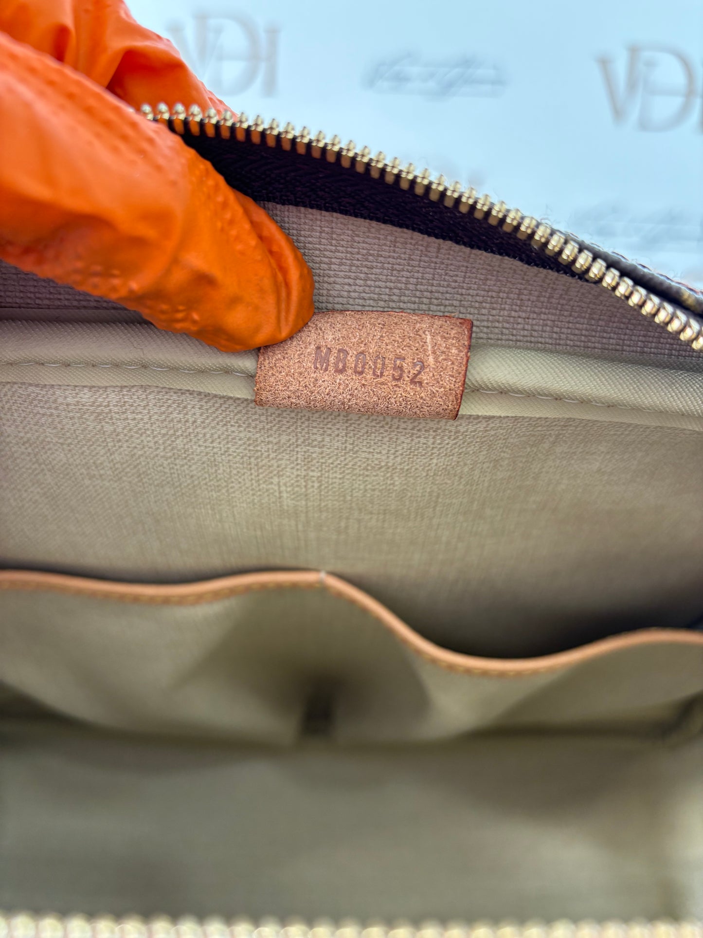 018884 - Louis Vuitton Deauville