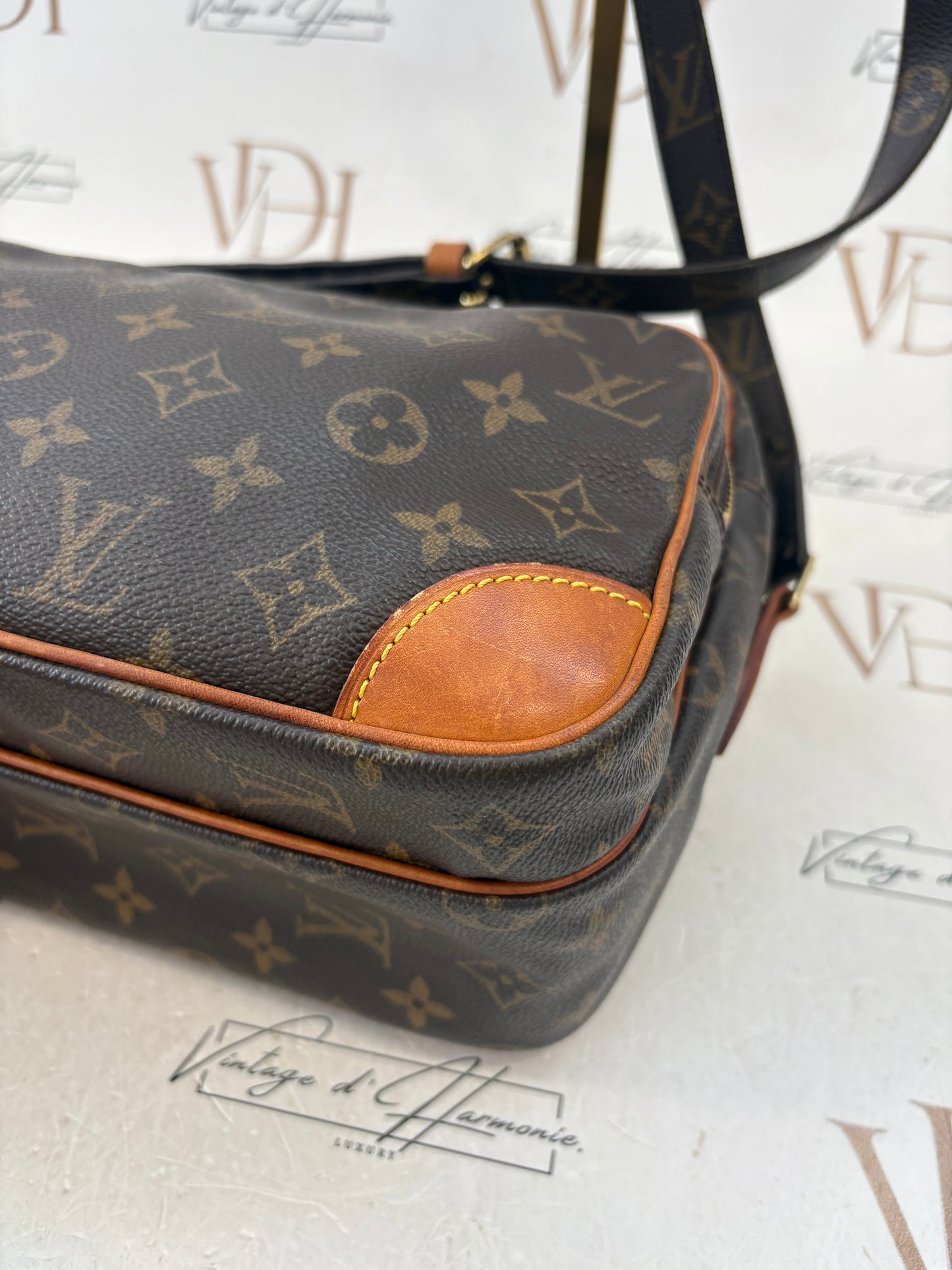 018525 - Louis Vuitton Nile