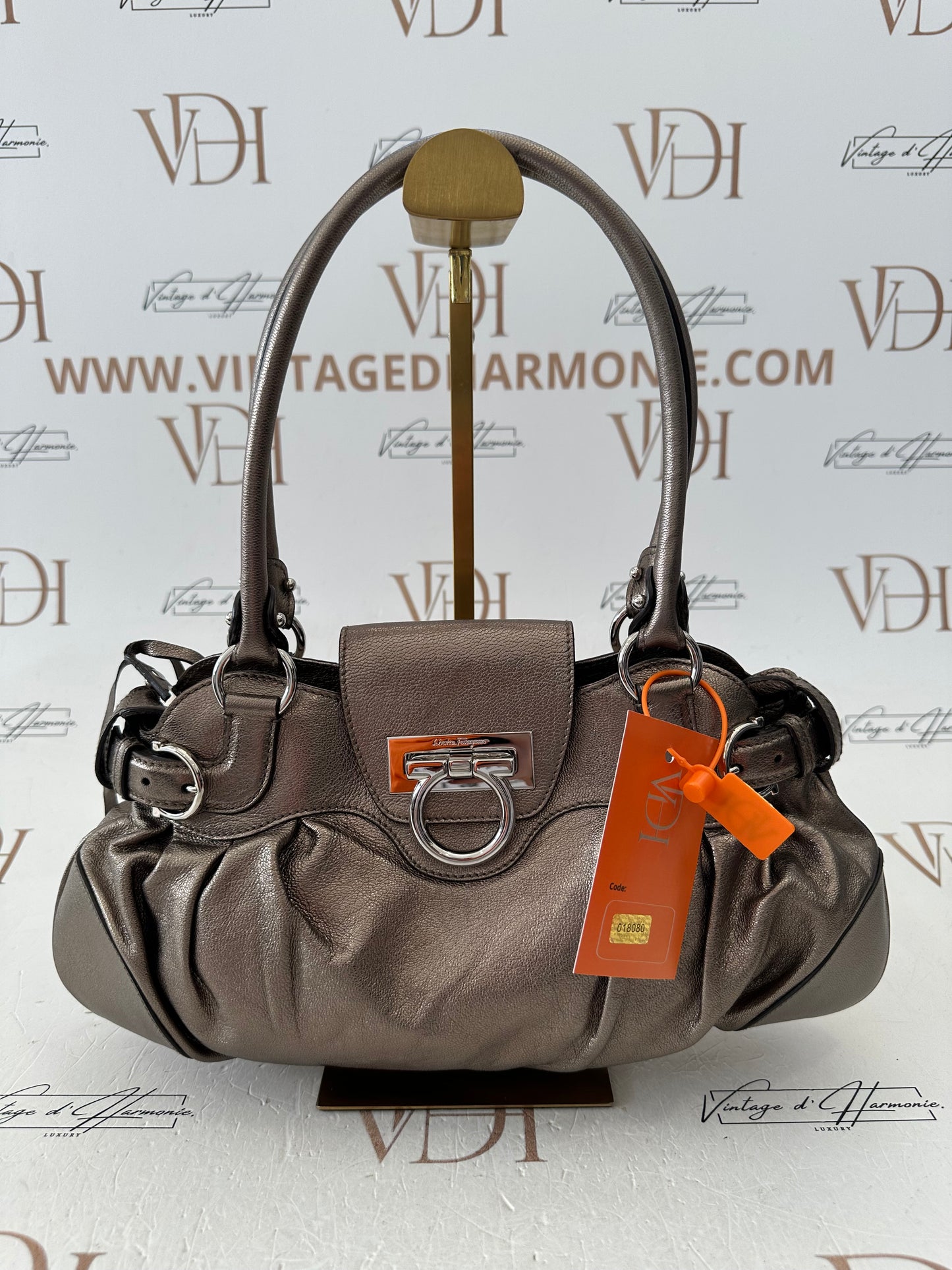 018080 - Salvatore Ferragamo Gold Leather