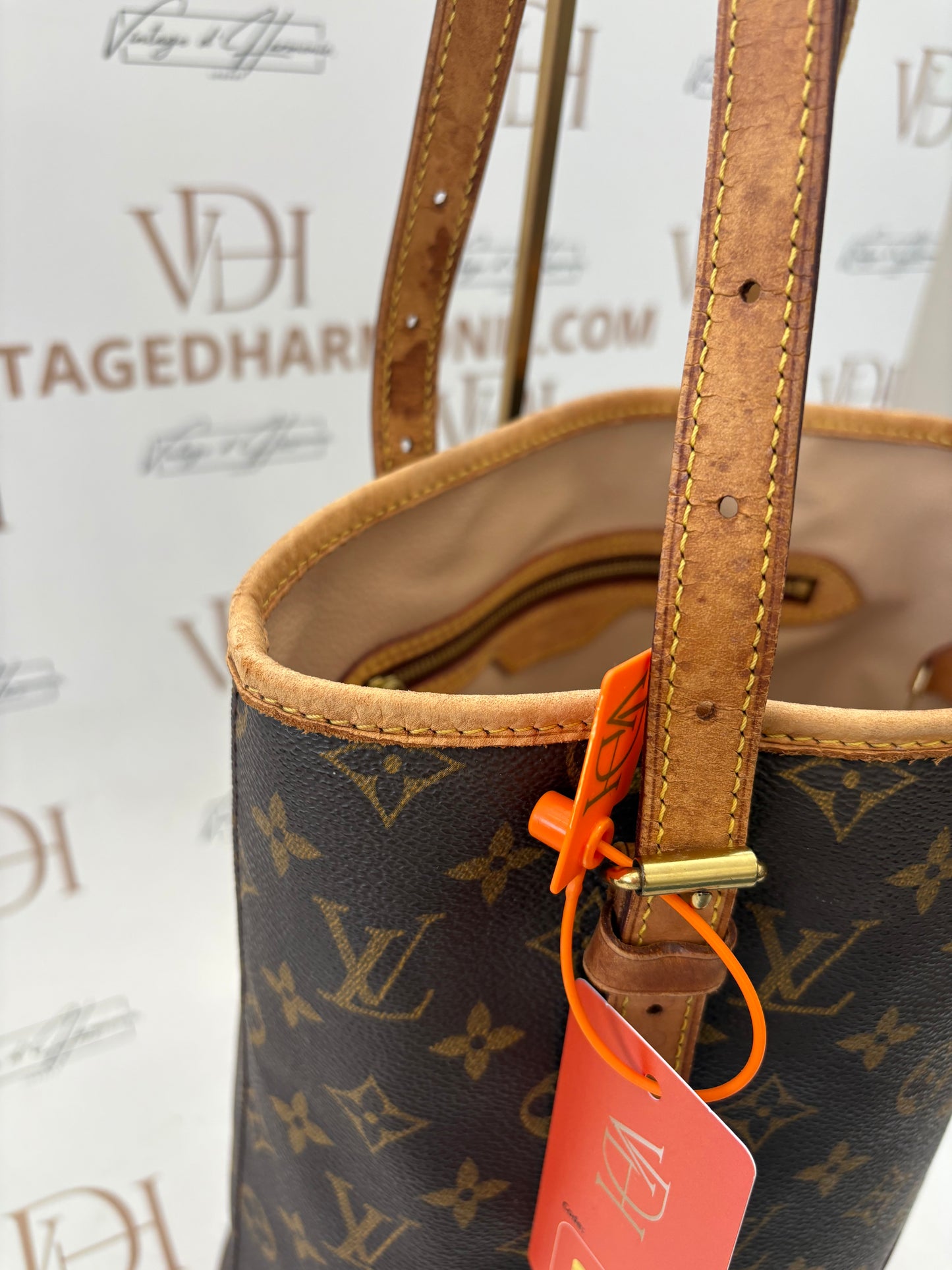 018539 - Louis Vuitton Bucket GM