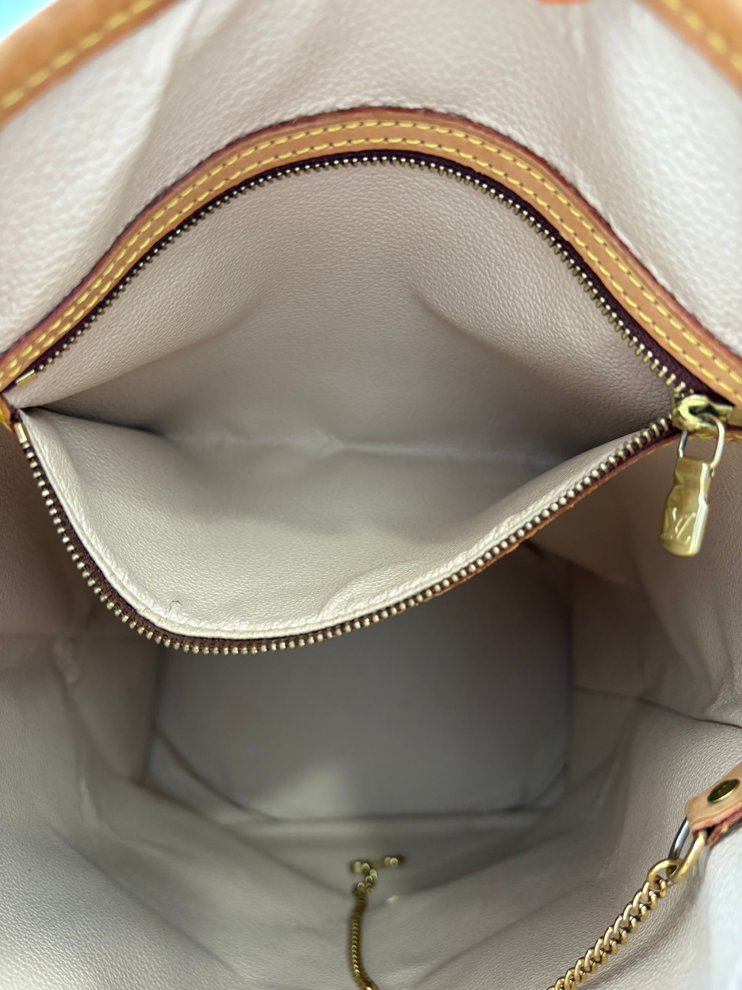 018844 - Louis Vuitton Bucket GM