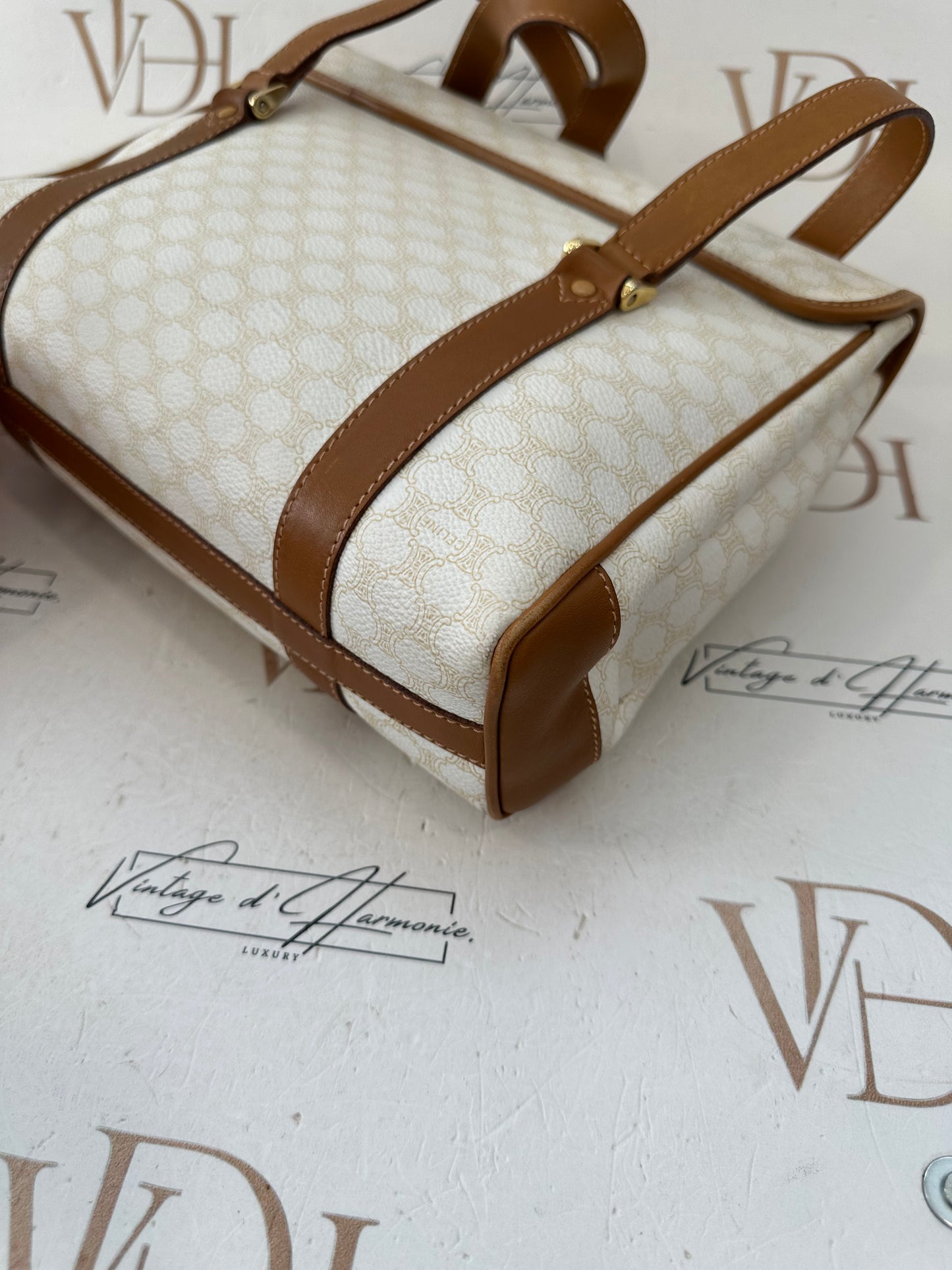 018081 - Céline White PVC