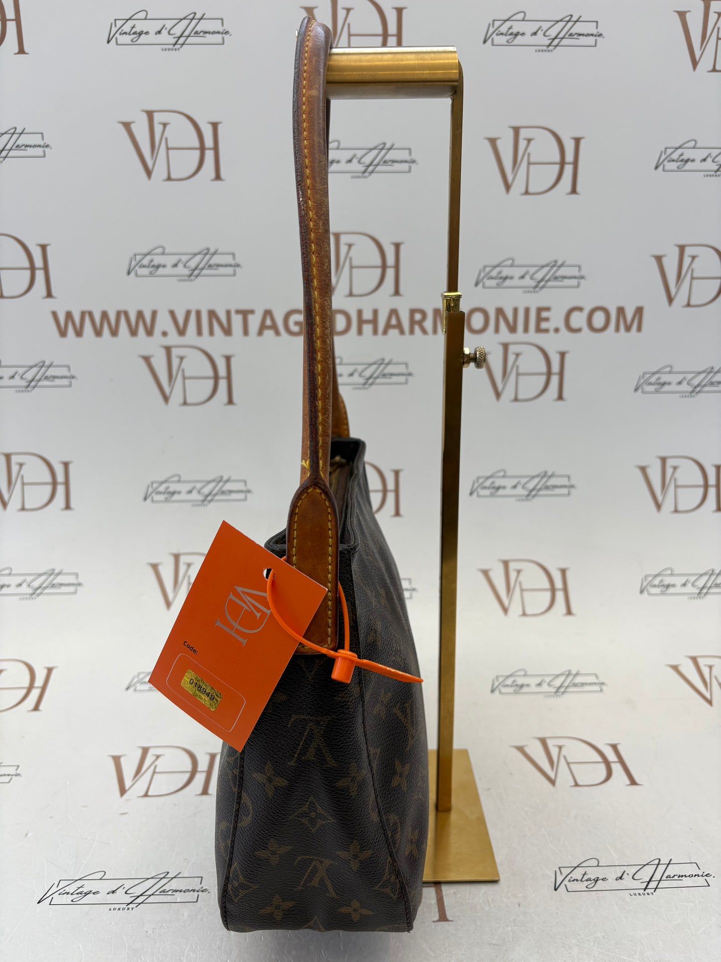 018949 - Louis Vuitton Looping MM