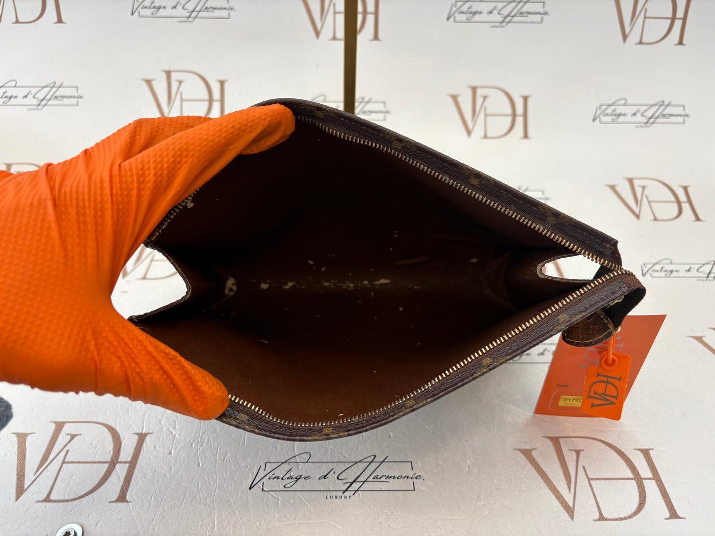 017704 - Louis Vuitton Pochette Toilette 26