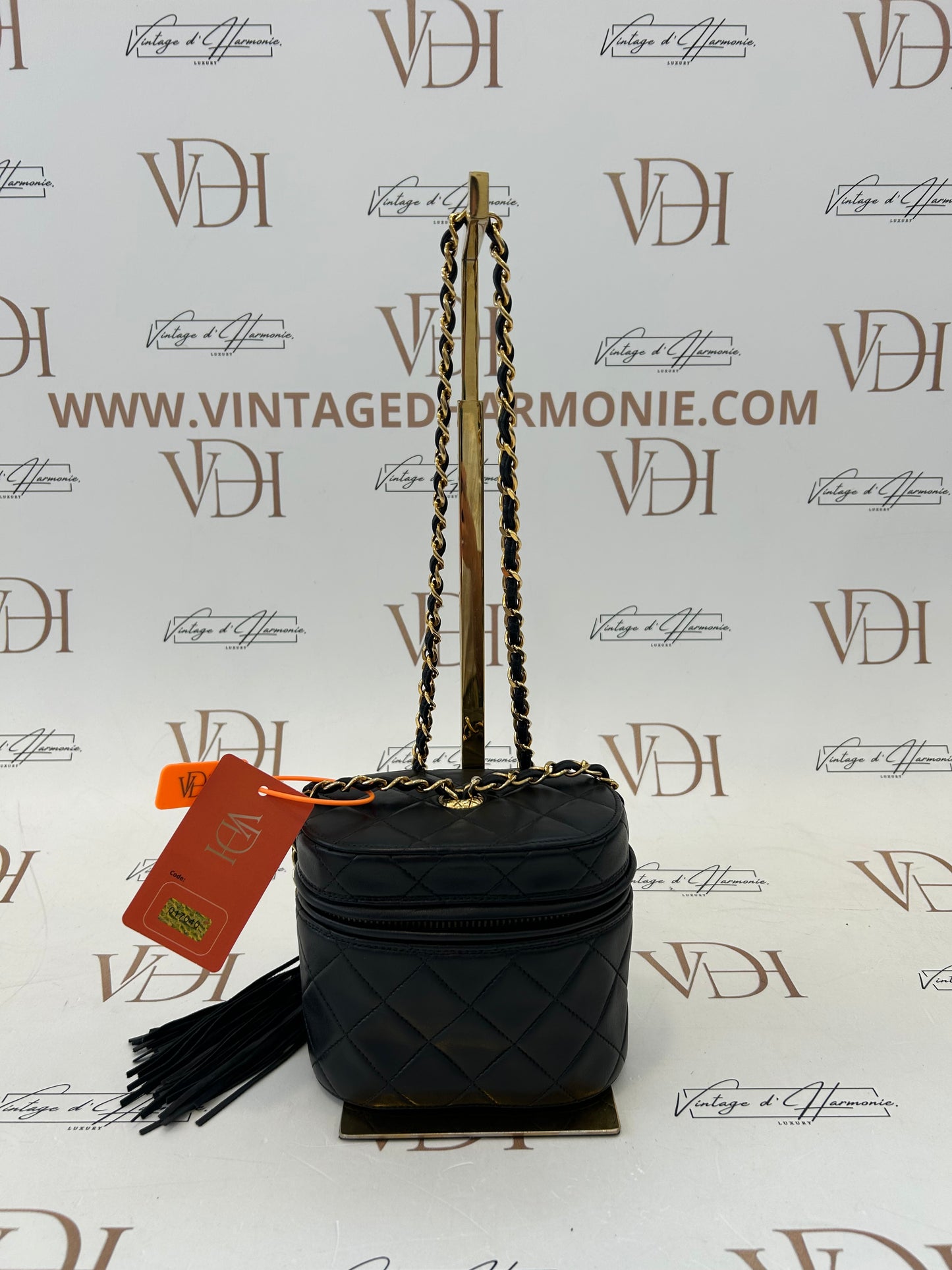 017040 - Chanel Black Lambskin Chain Shoulder Bag
