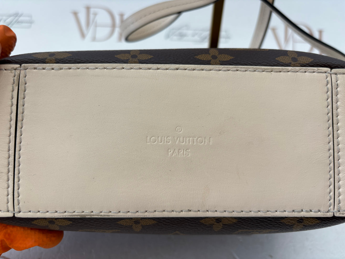 018540 - Louis Vuitton Cream Saintonge