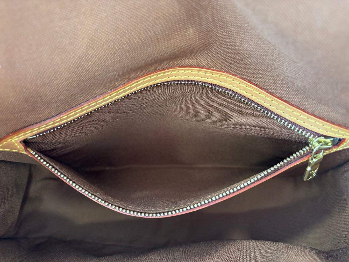 018600 - Louis Vuitton Sologne