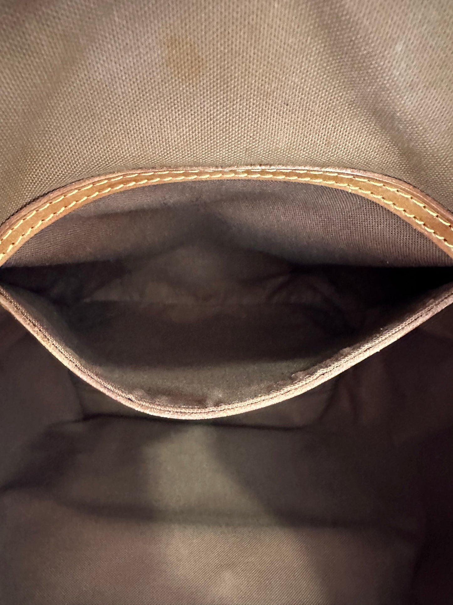 017911 - Louis Vuitton Montsouris GM