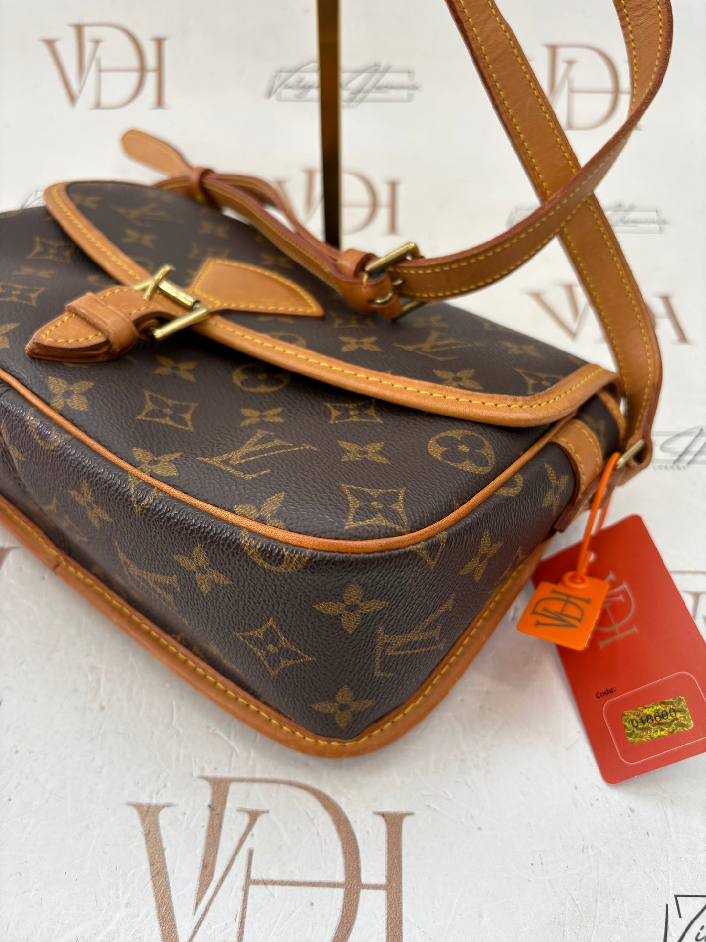 018600 - Louis Vuitton Sologne