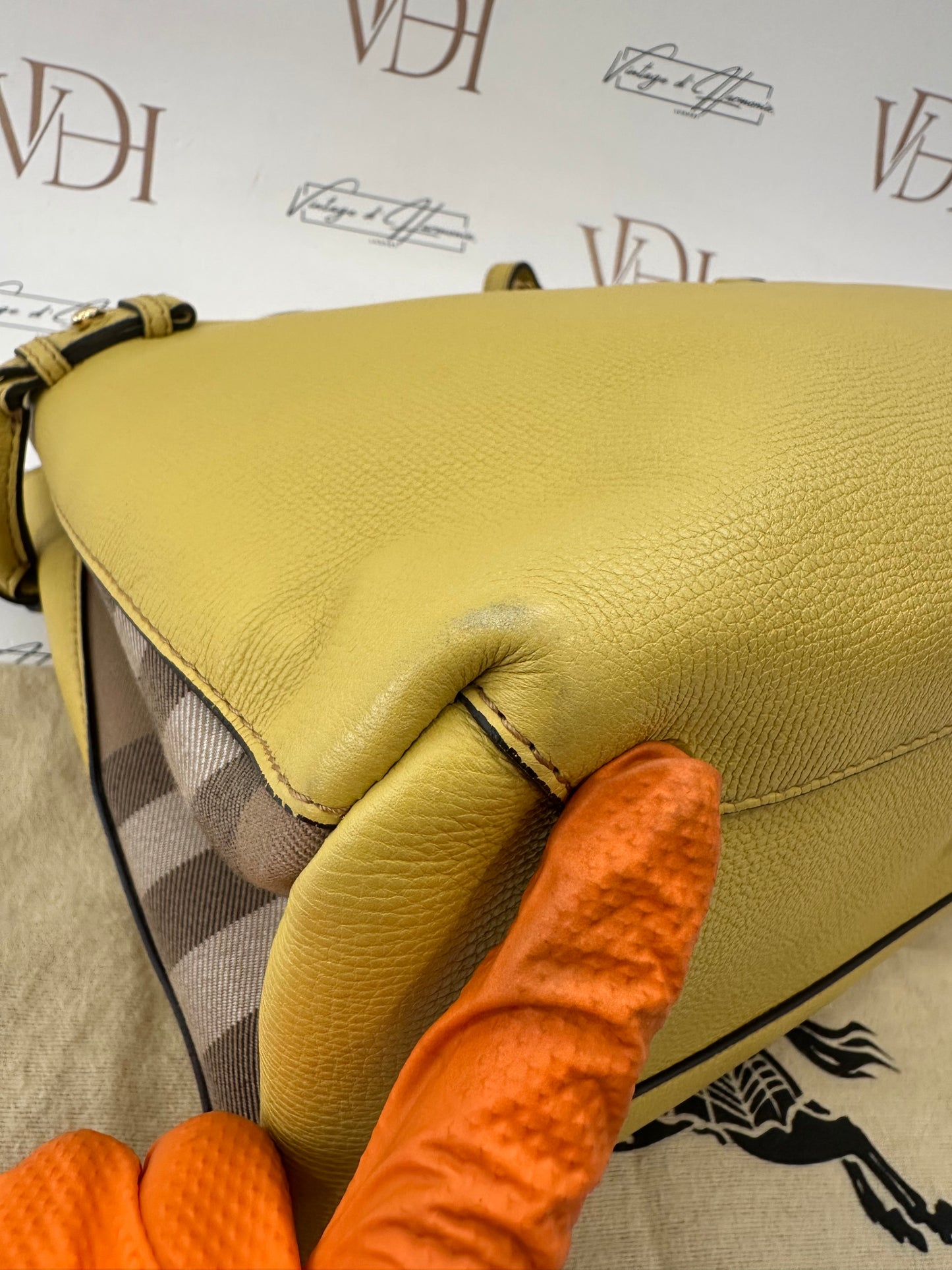 382633 - Burberry The Banner