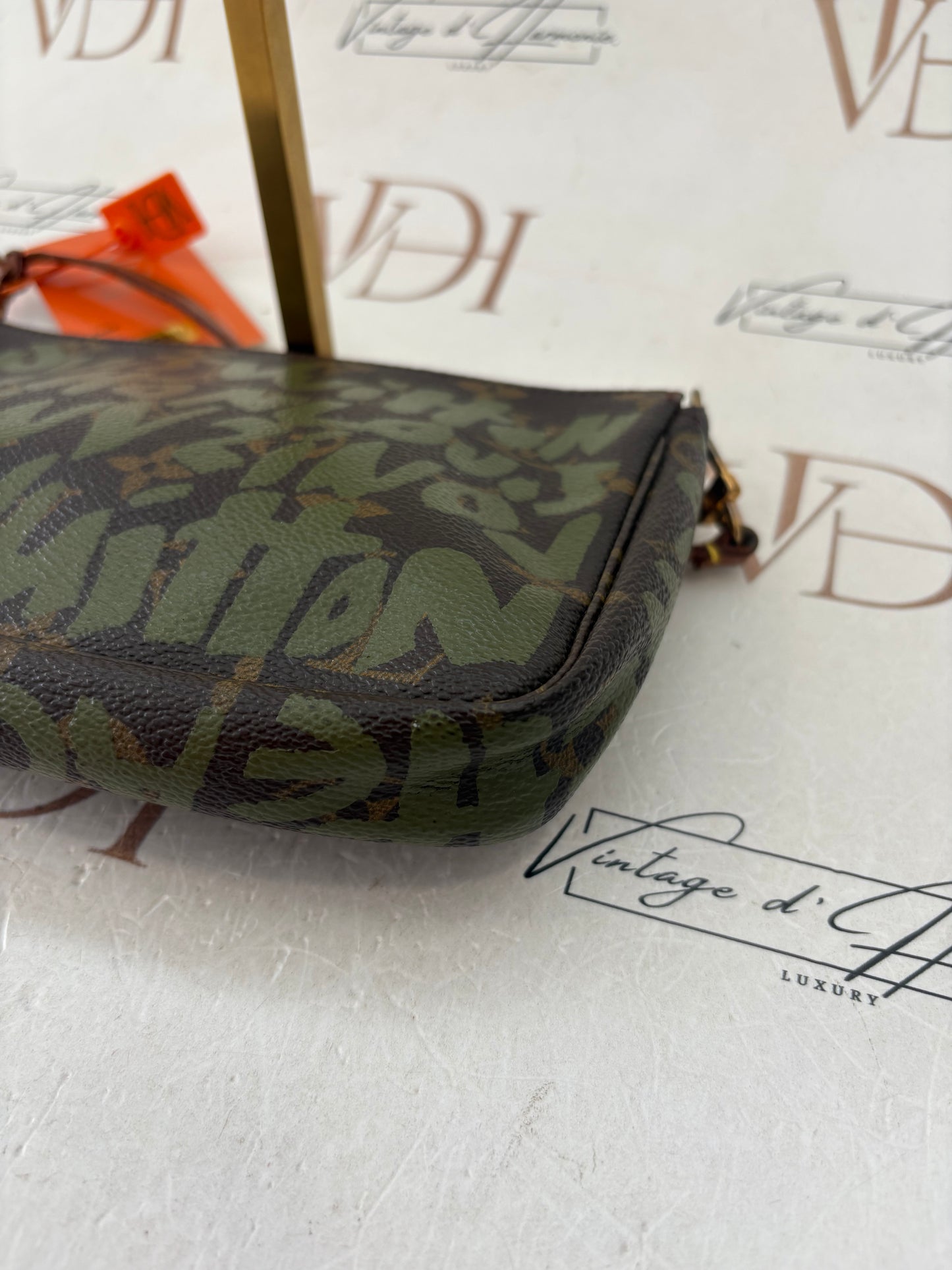 018812 - Louis Vuitton Graffiti Pochette Accessoires