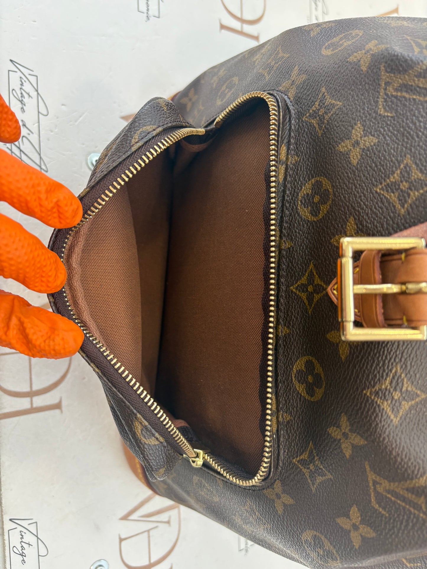 018911 - Louis Vuitton Montsouris GM