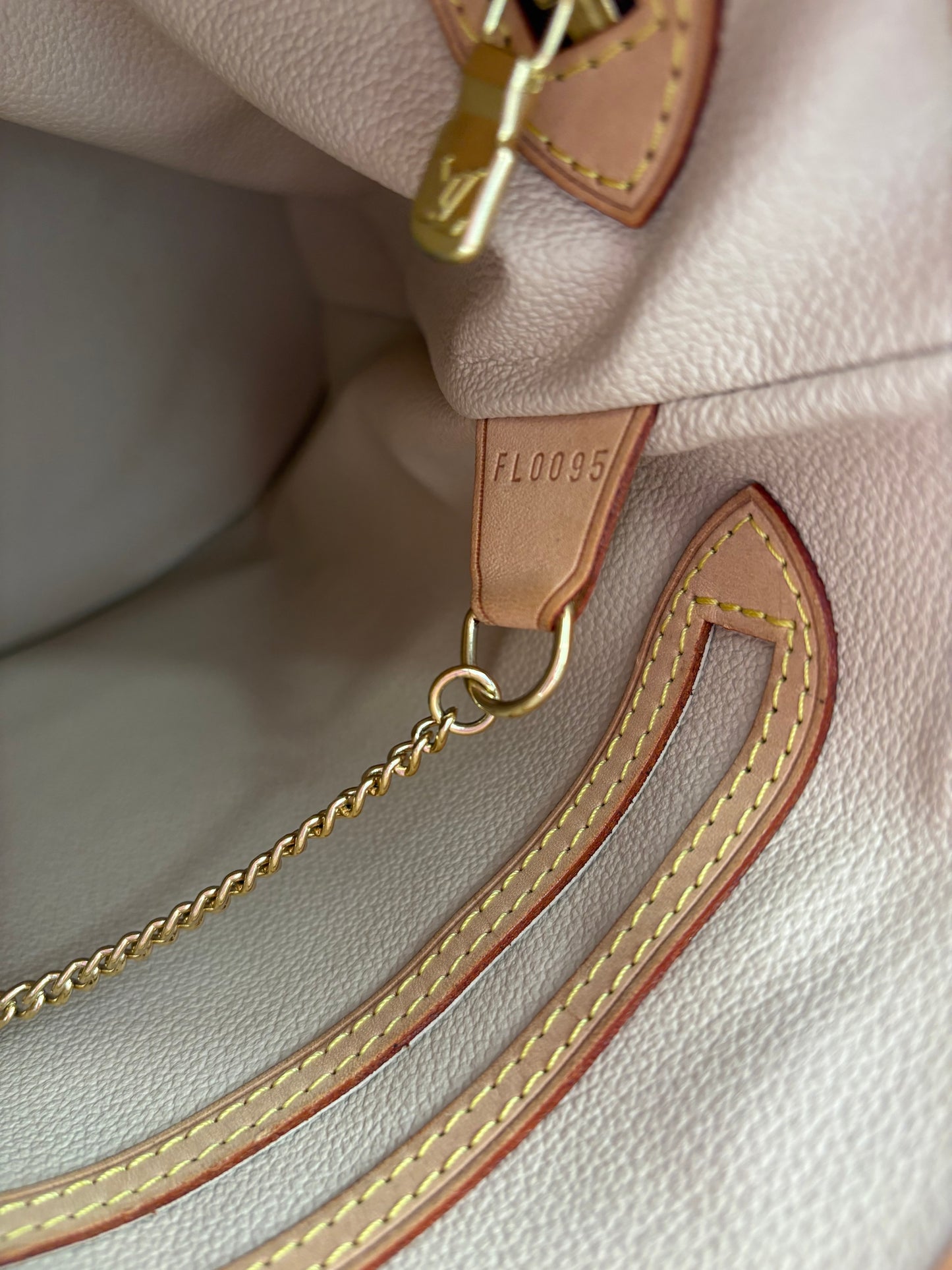 019009 - Louis Vuitton Bucket PM