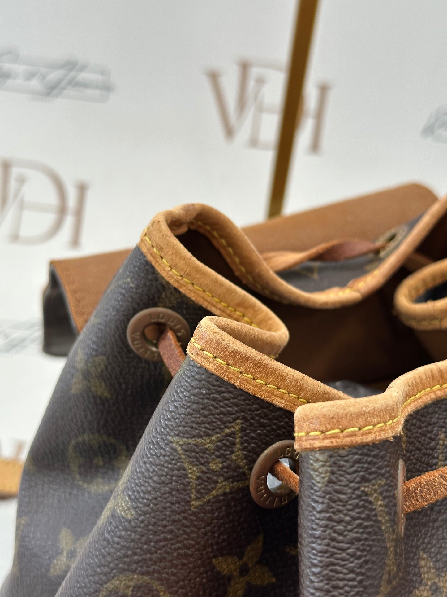 018721 - Louis Vuitton Montsouris MM