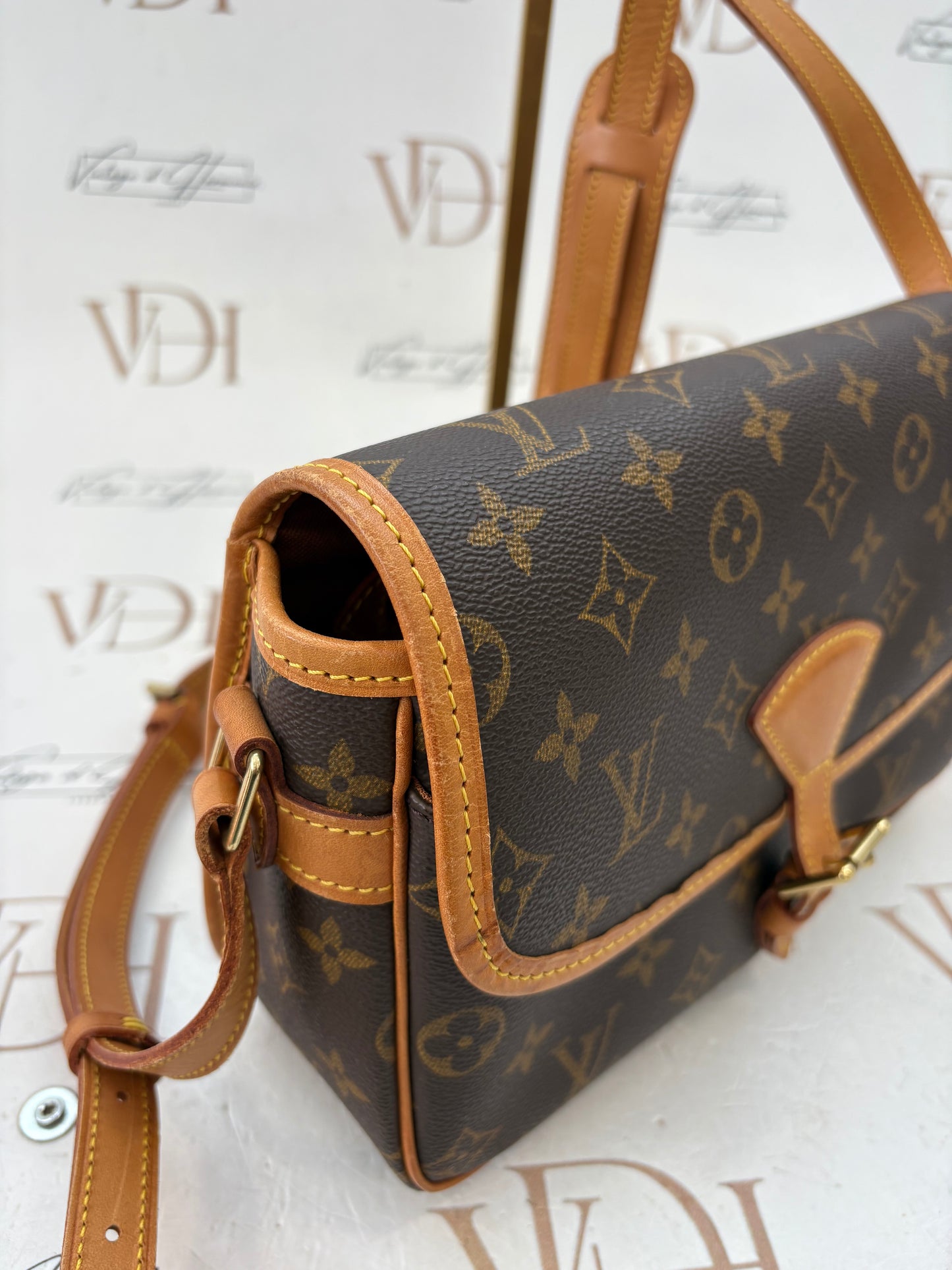 018600 - Louis Vuitton Sologne
