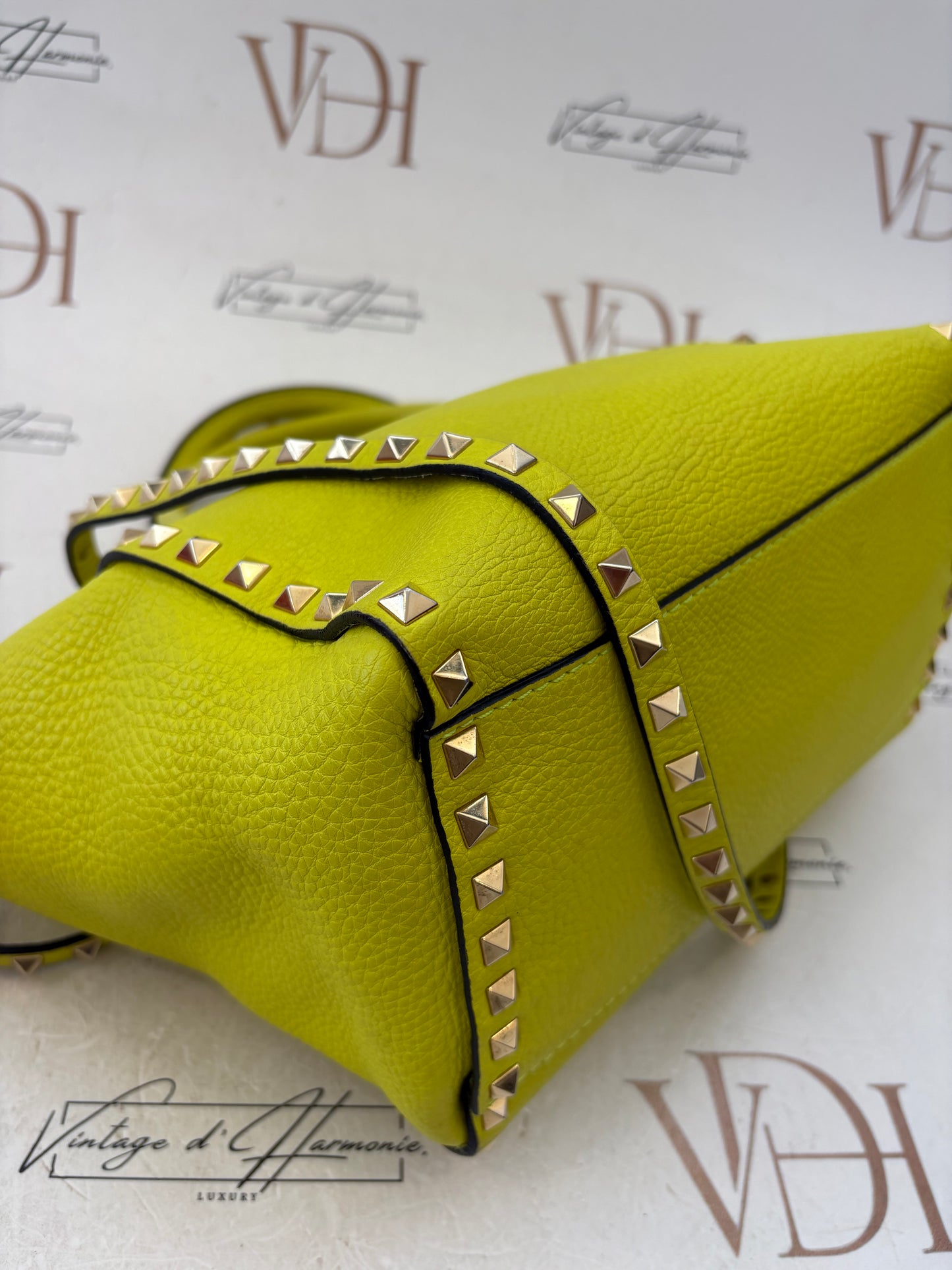 201119 - Valentino Rockstud