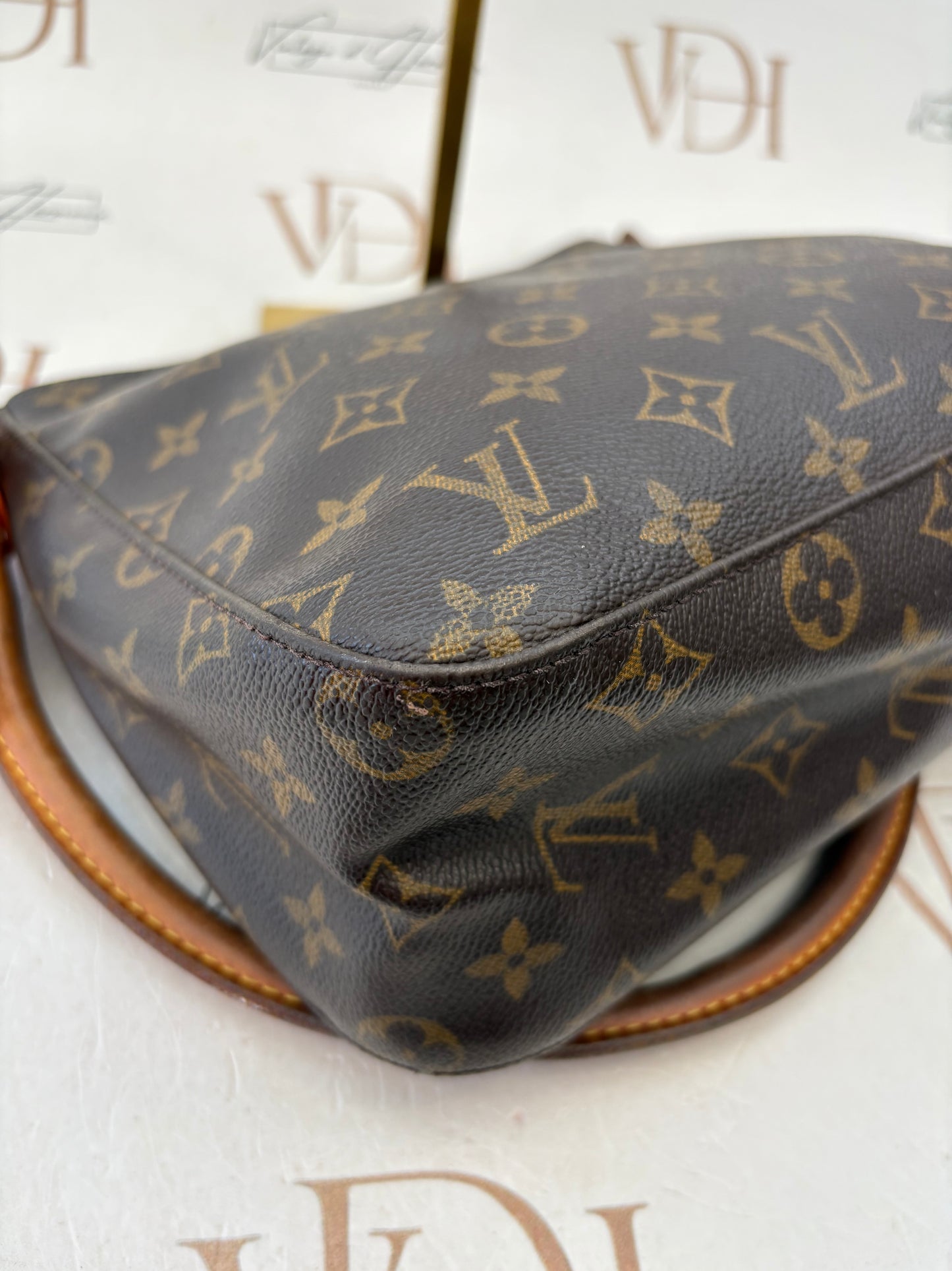 018949 - Louis Vuitton Looping MM