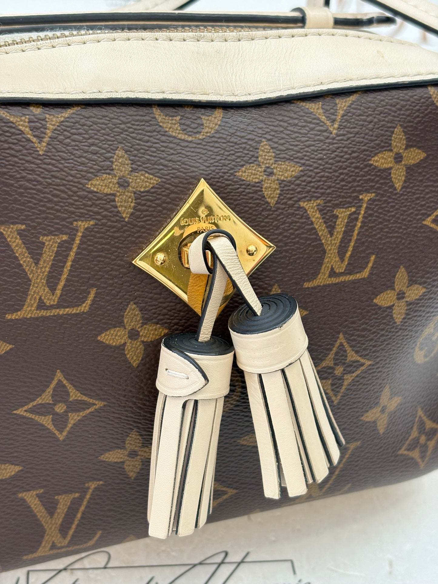 018540 - Louis Vuitton Cream Saintonge