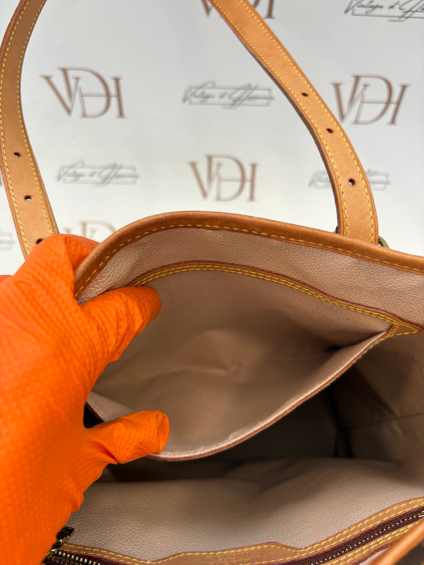 018053 - Louis Vuitton Bucket