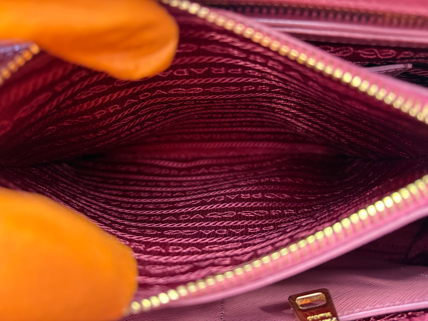 383671 - Prada Promenade