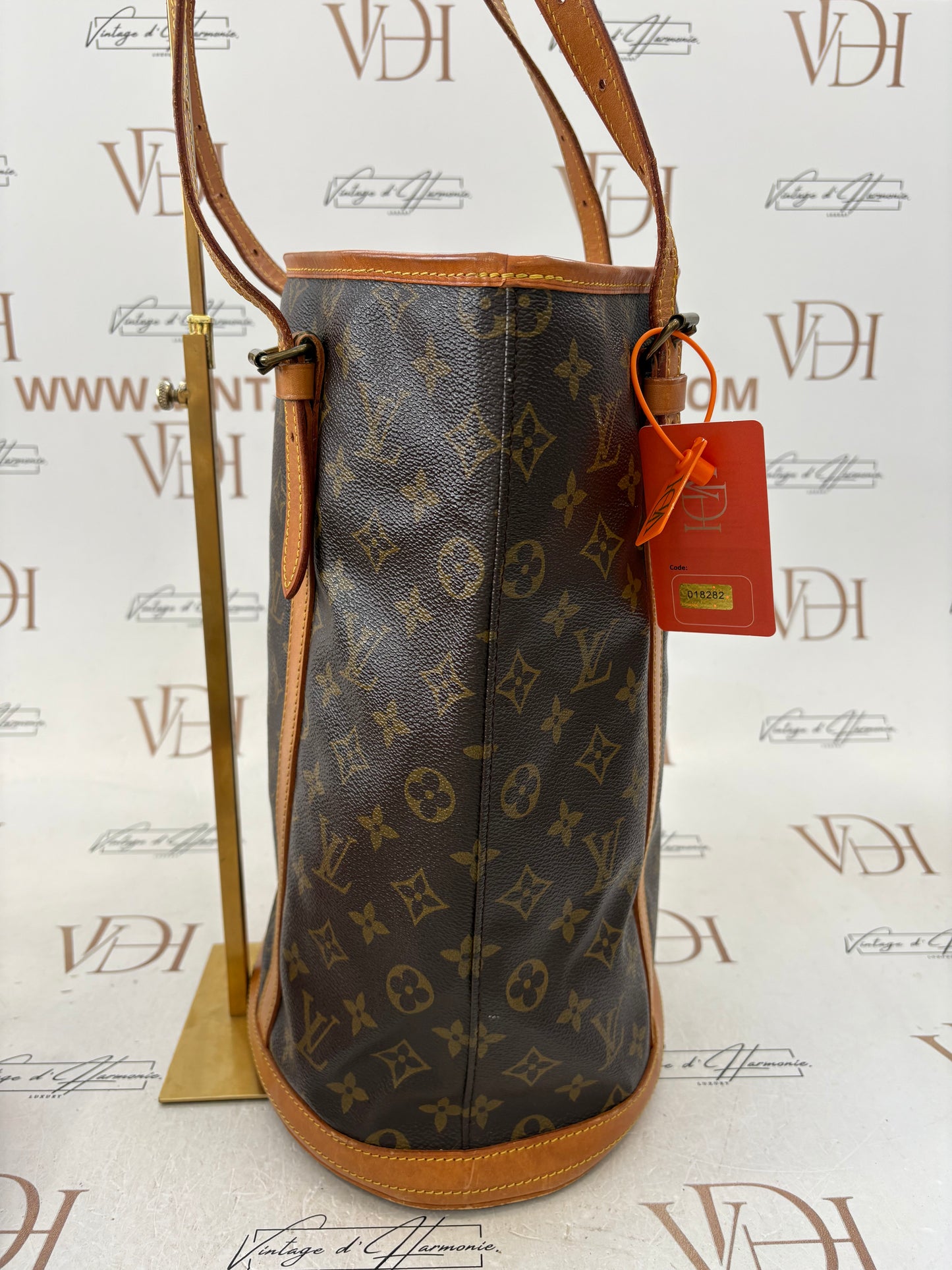 018282 - Louis Vuitton Bucket GM
